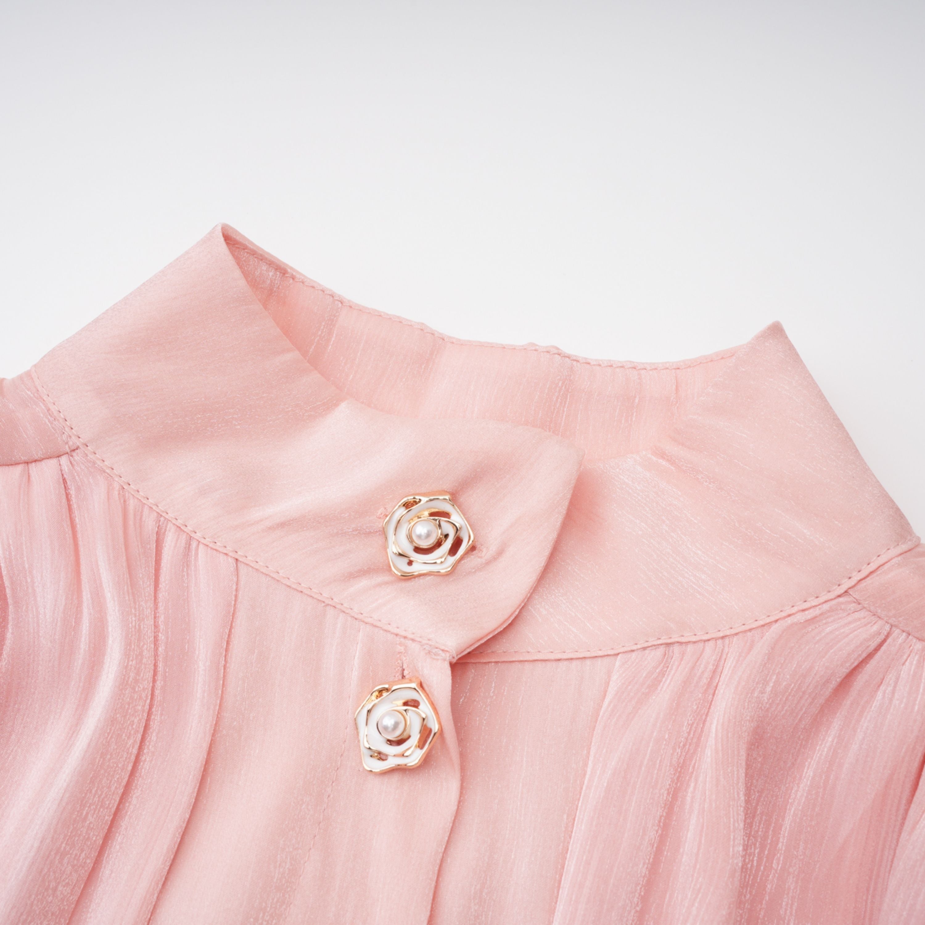 Vestido mini rosa Bridal Emersyn con cuello alto y detalles de volantes, elegante y femenino, visible en la imagen.