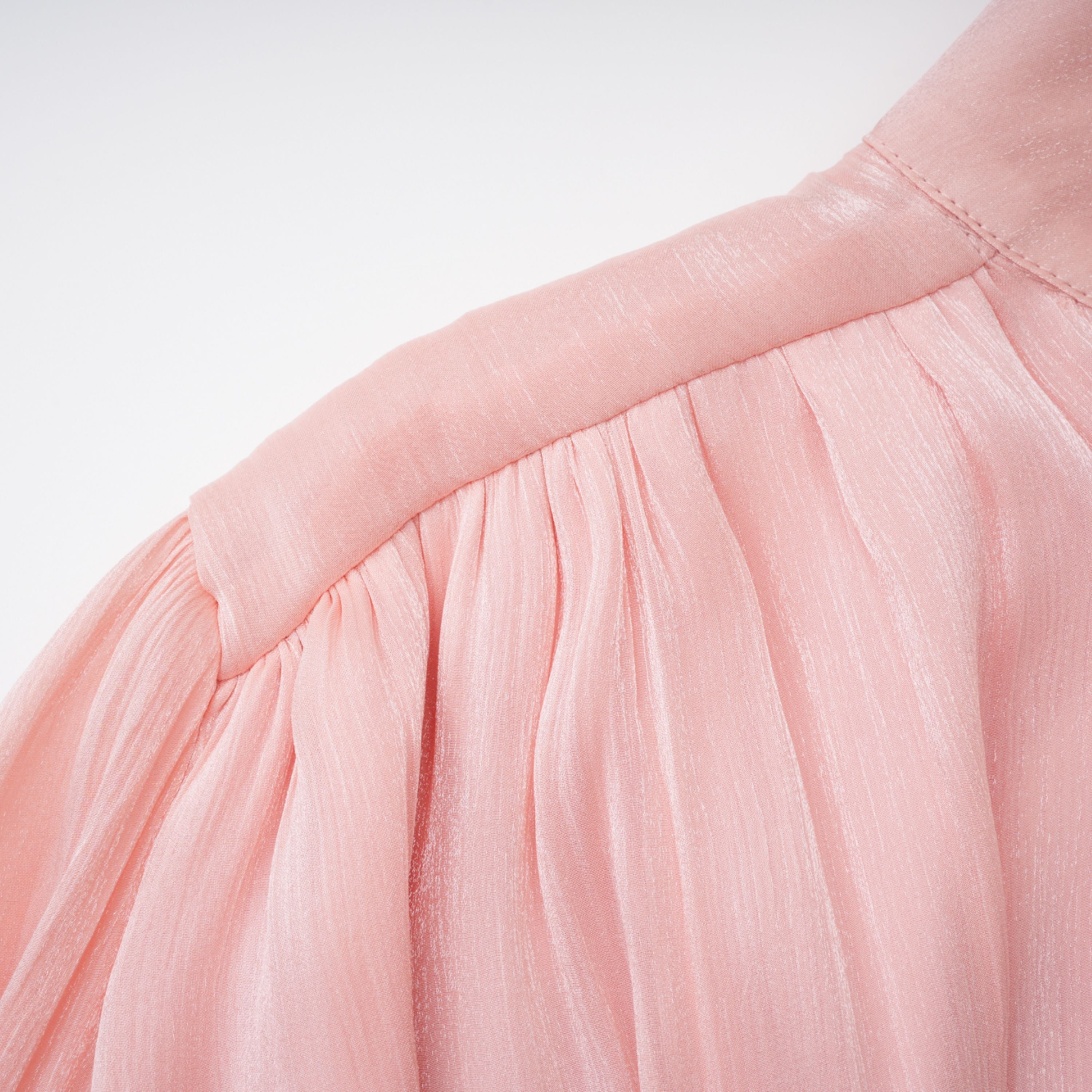 Vestido mini rosa de cuello alto y detalles de volantes de la marca Bridal, con diseño elegante y femenino.