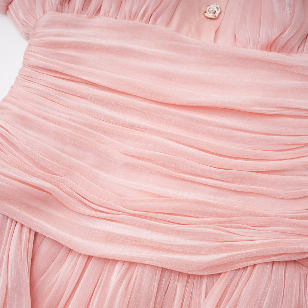 Vestido mini rosa de cuello alto y volantes de la marca Bridal, con detalles elegantes y estilo sofisticado.