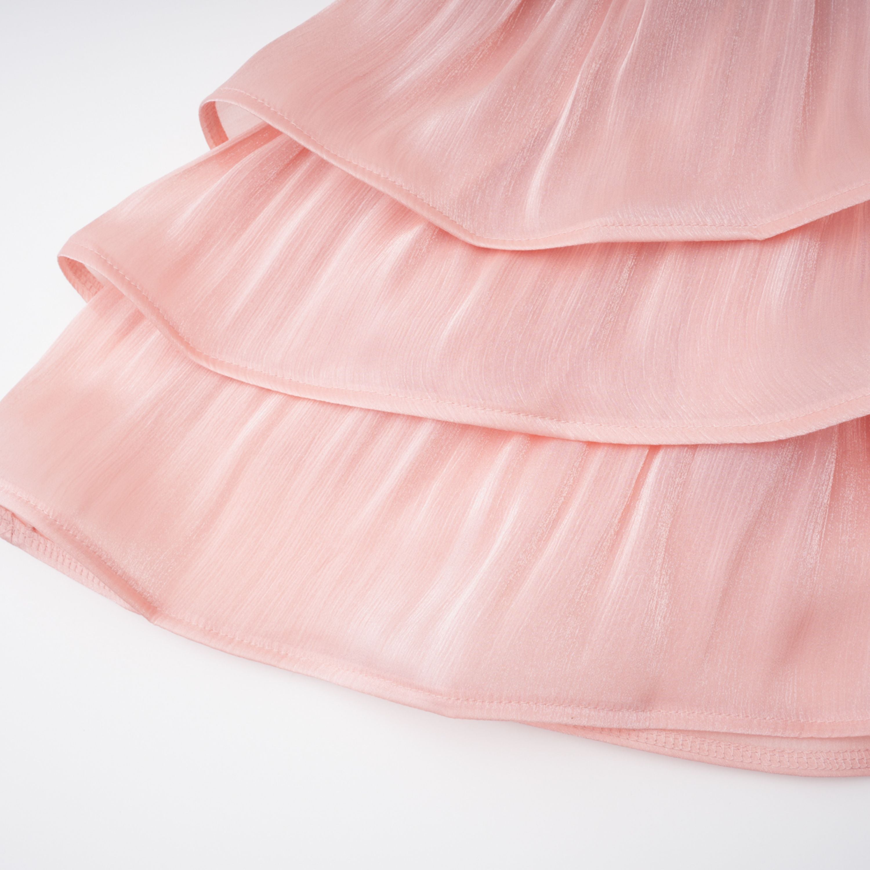 Vestido mini rosa de cuello alto y detalles de volantes de la marca Bridal, con diseño elegante y femenino.