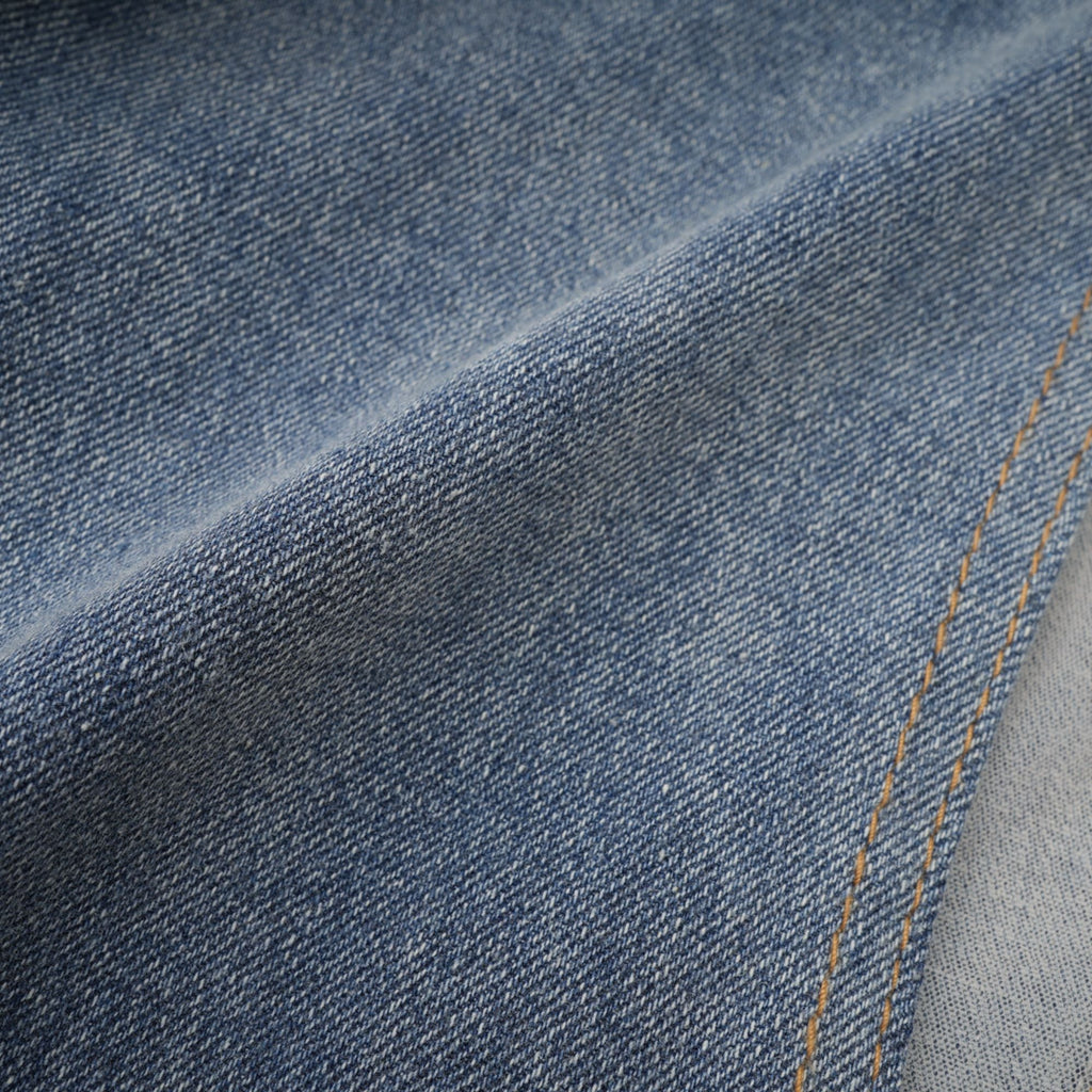 Jeans de mezclilla Aélis con paneles transparentes en la parte frontal y trasera, estilo ajustado, en color azul claro.