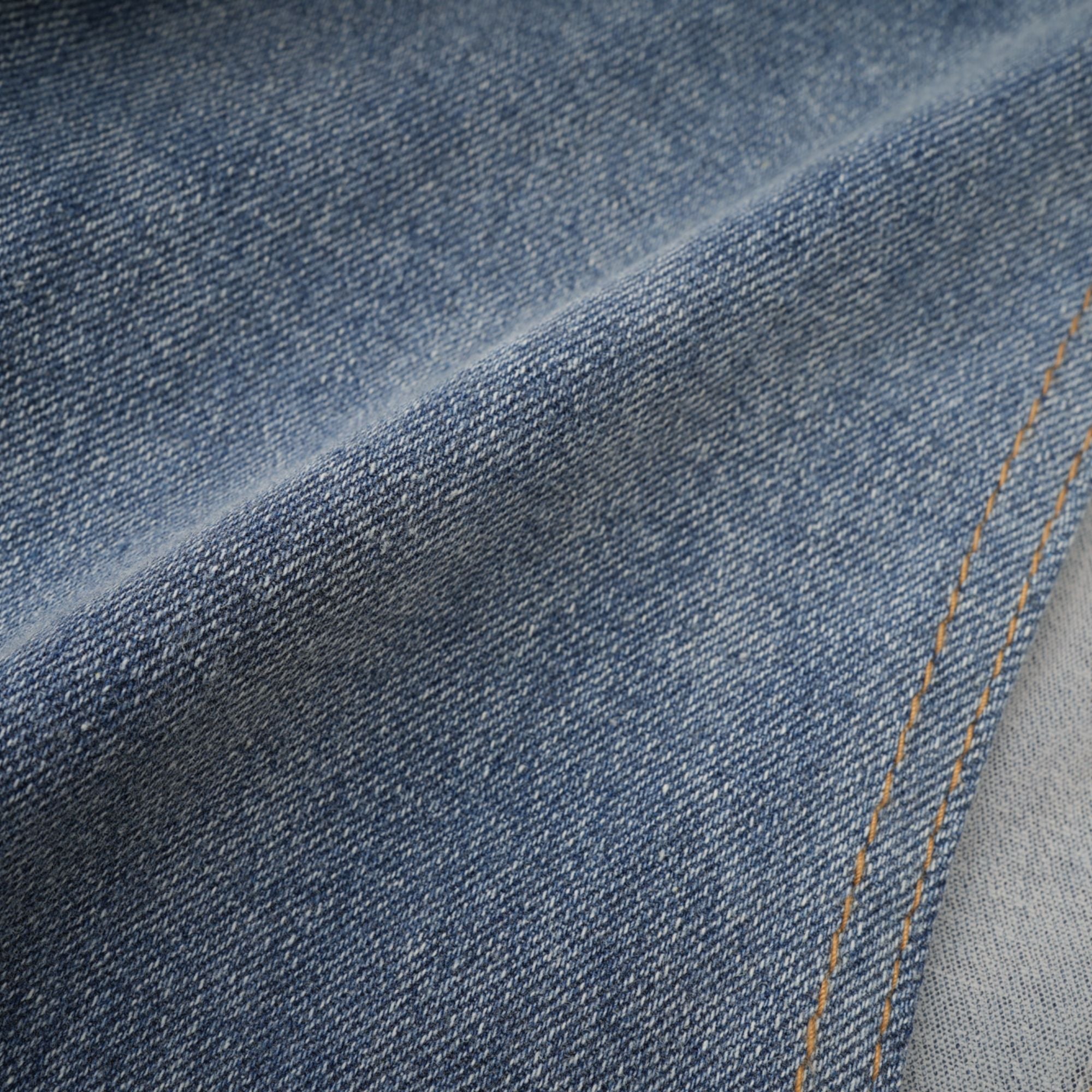 Jeans de mezclilla Aélis con paneles transparentes en la parte frontal y trasera, estilo ajustado, en color azul claro.