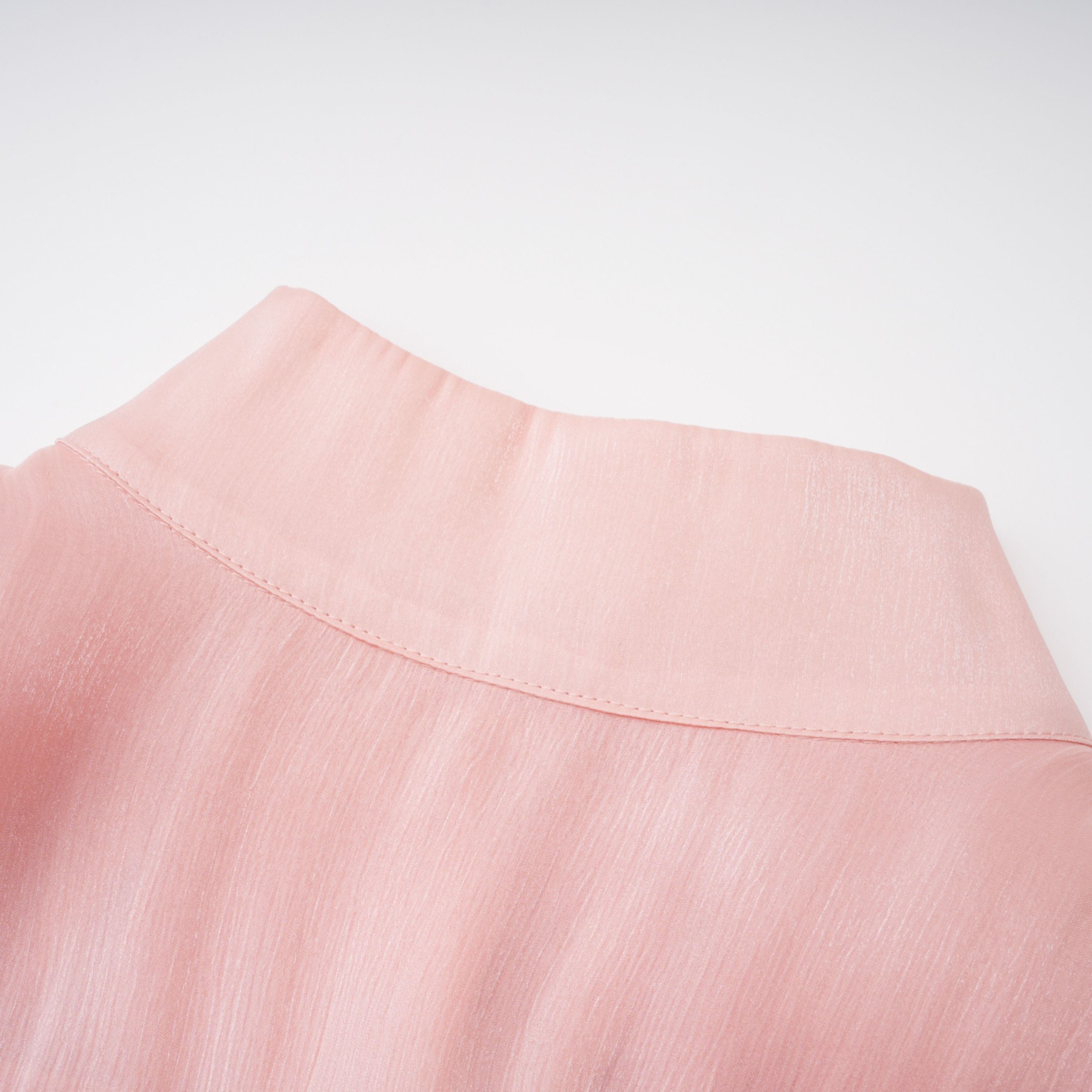 Vestido mini rosa de encaje con cuello alto y detalles de volantes de la marca Bridal, vista frontal en la imagen.