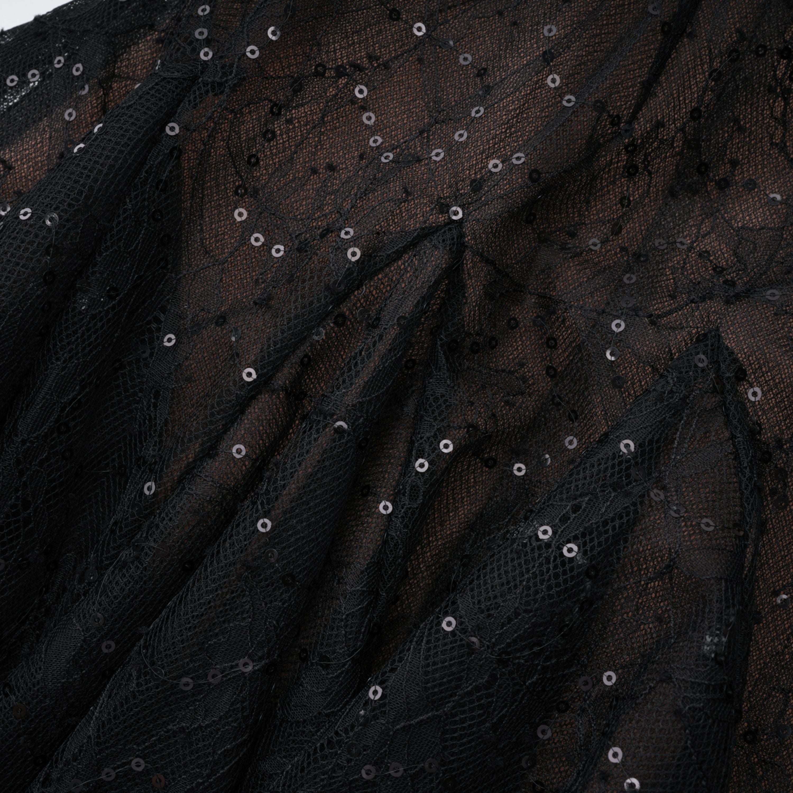 Vestido mini de encaje floral con lentejuelas negras de la marca Bridal, con detalles brillantes y diseño elegante.
