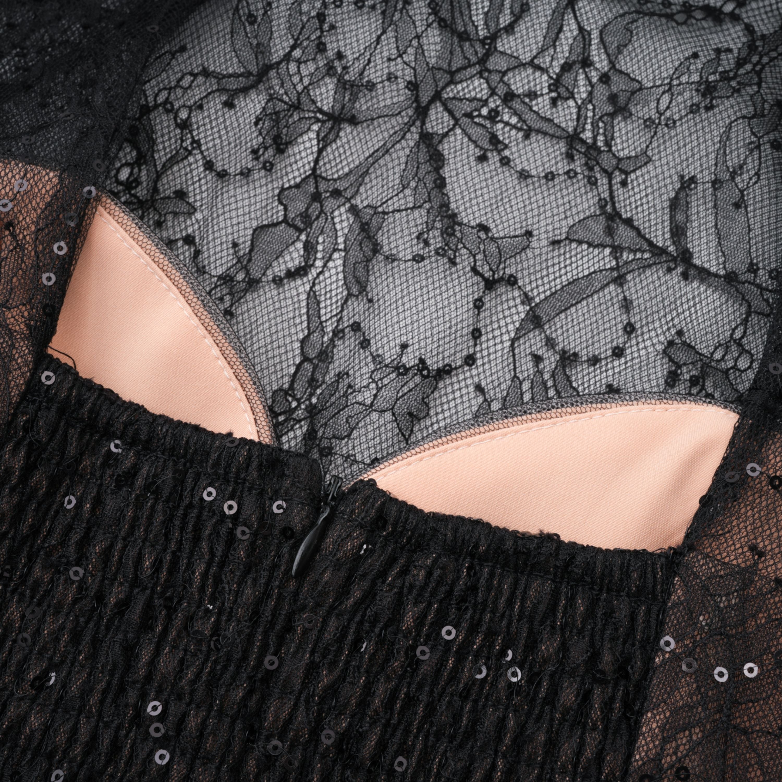 Vestido mini de encaje floral negro con lentejuelas de la marca Bridal, con detalles brillantes y diseño elegante.