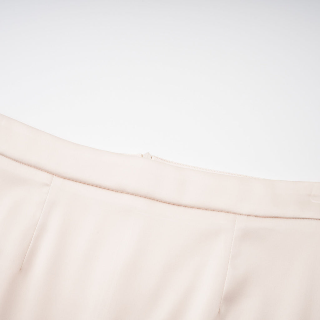 Conjunto de blusa de cuello alto neutro y falda sirena de la marca Bridal, mostrando el diseño elegante y ajustado.