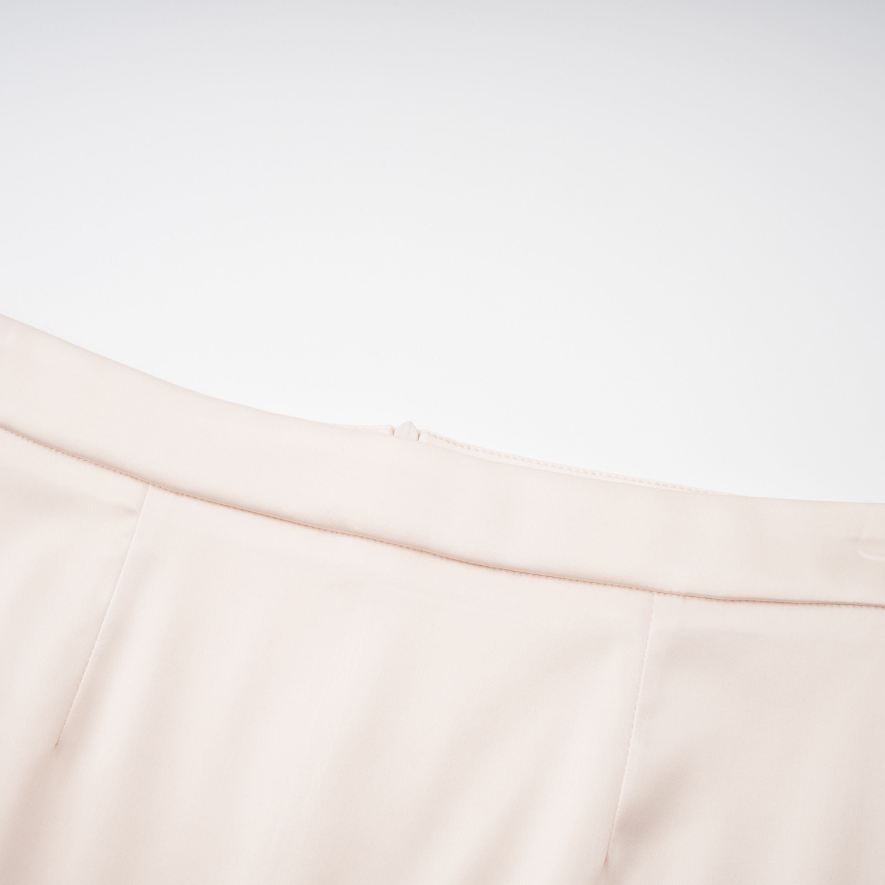Conjunto de blusa de cuello alto neutro y falda sirena de la marca Bridal, mostrando el diseño elegante y ajustado.