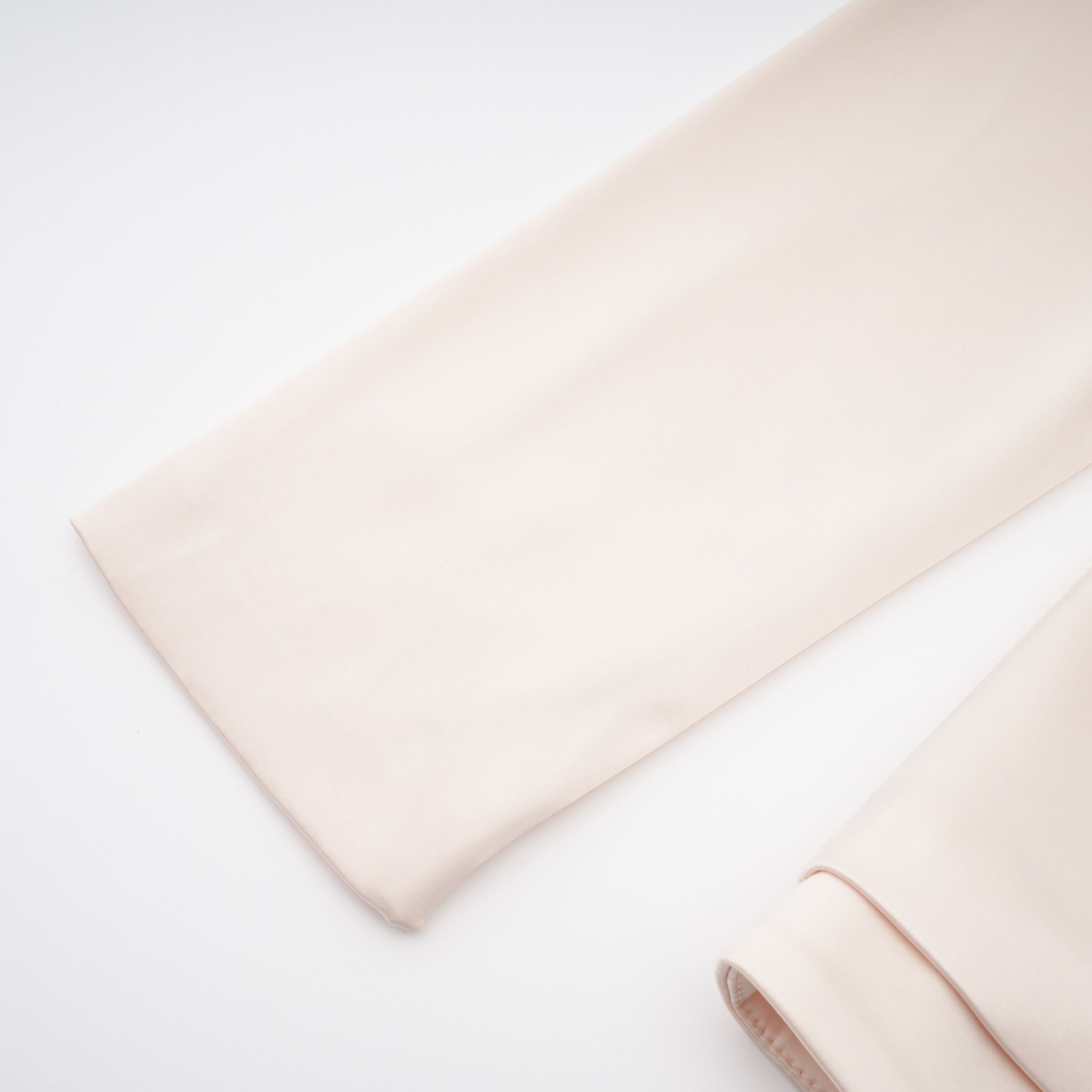 Conjunto de blusa de cuello alto neutro y falda sirena de la marca Final Sale, en la imagen se muestra el conjunto completo.