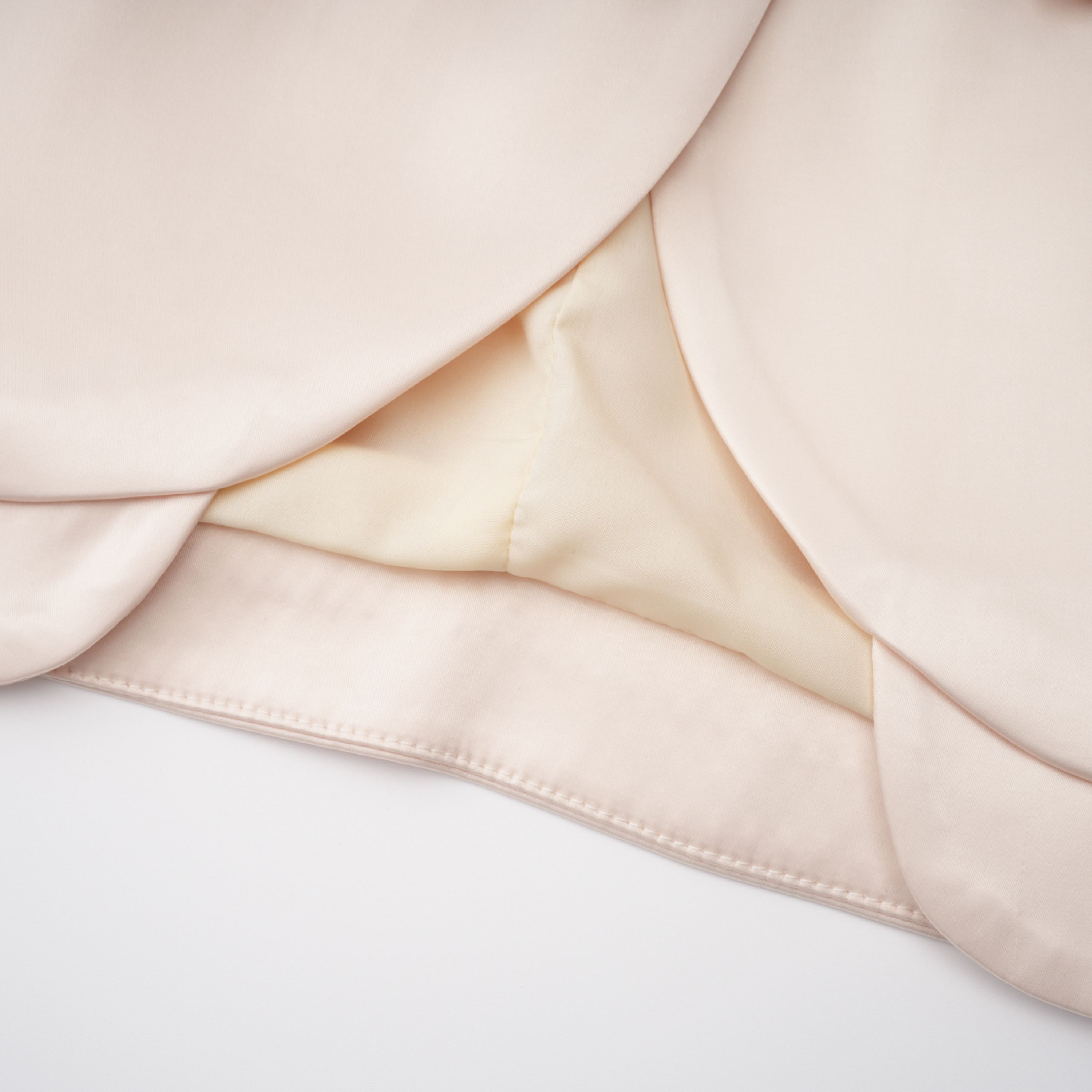 Blusa de cuello alto neutral de Roxanne y falda sirena de cuerpo ajustado en conjunto, en color neutro, vista frontal