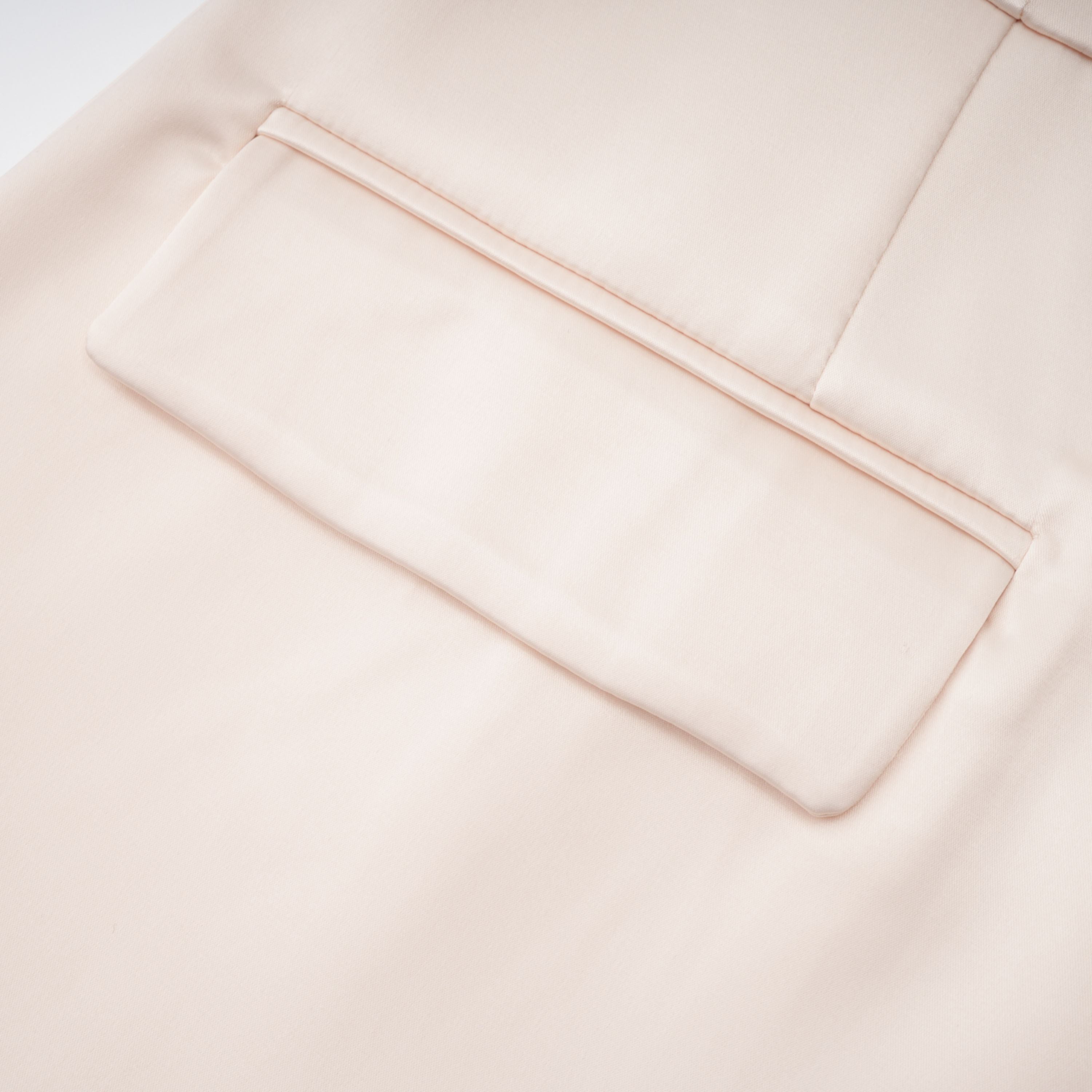 Conjunto de blusa de cuello alto neutro y falda sirena de Bridal, vestido elegante para ocasiones especiales, en tonos neutrales.