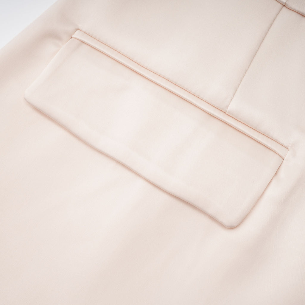Conjunto de blusa de cuello alto neutral y falda sirena de la marca Final Sale, en color neutro y estilo elegante.