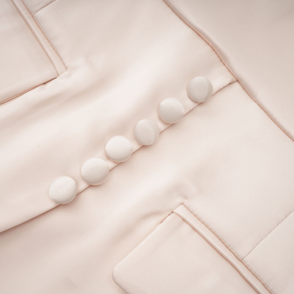 Conjunto de blusa neutra con cuello alto y falda sirena de Bridal, en tonos suaves y elegante estilo para ocasiones formales.