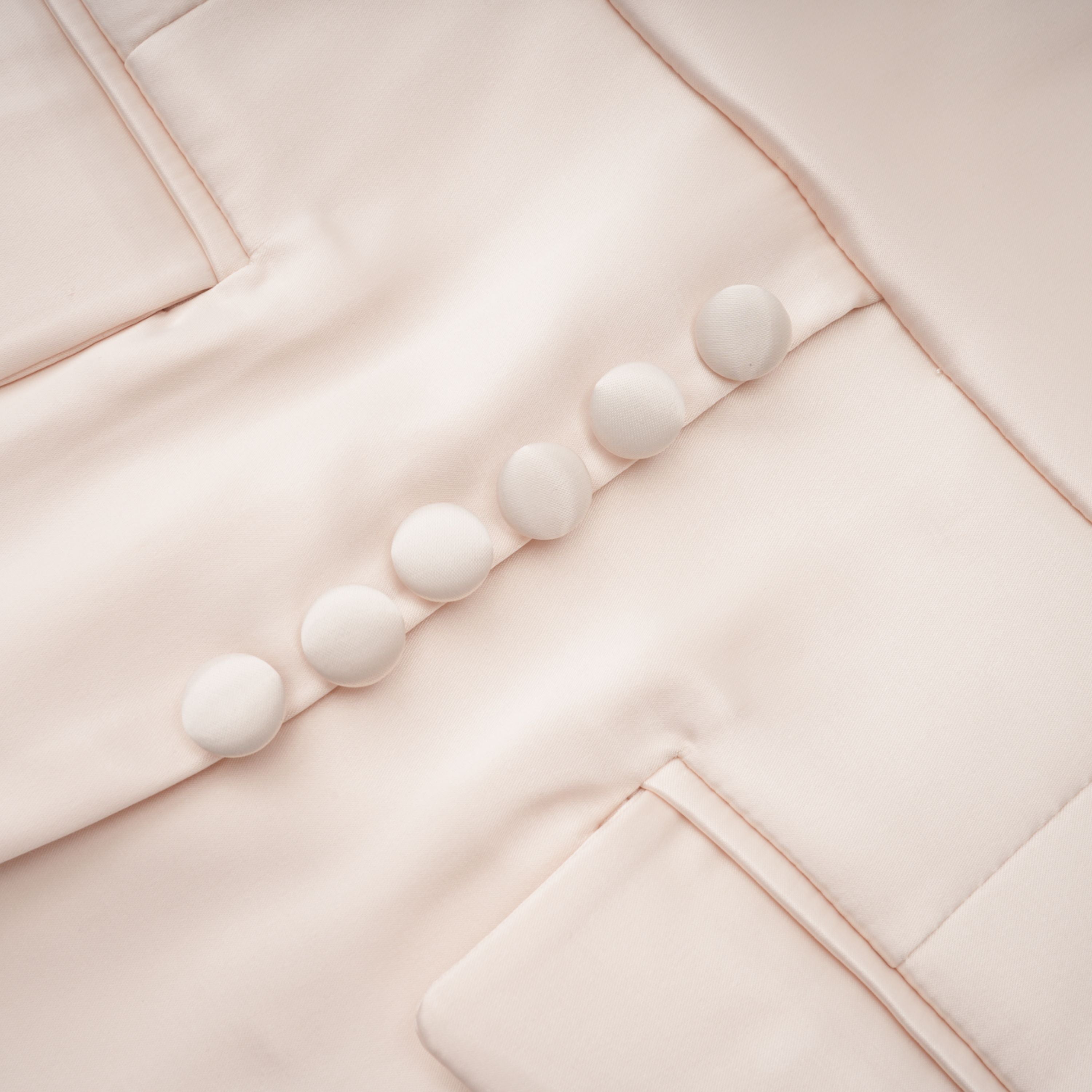 Conjunto de blusa neutra con cuello alto y falda sirena de Bridal, en tonos suaves y elegante estilo para ocasiones formales.