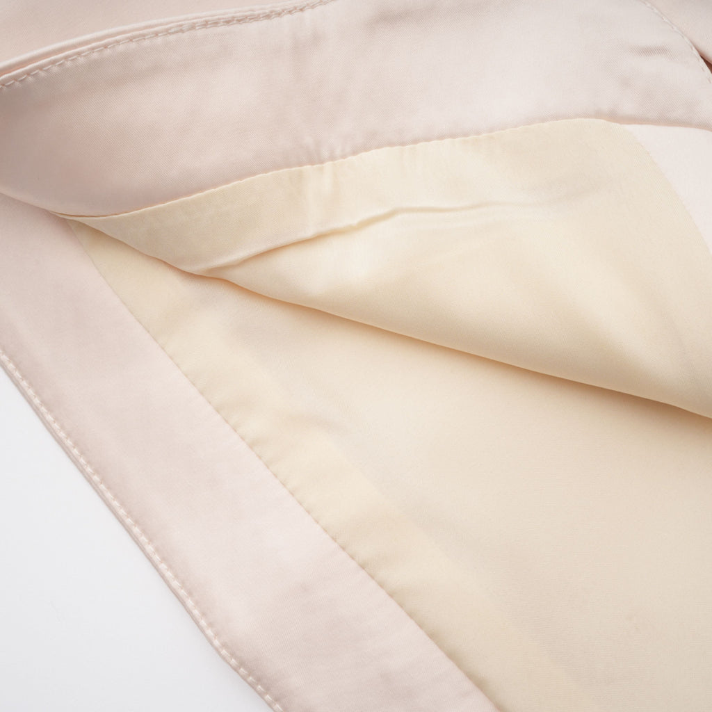 Conjunto de blusa de cuello alto neutro y falda sirena de la marca Final Sale, mostrando la blusa y la falda en un fondo neutro