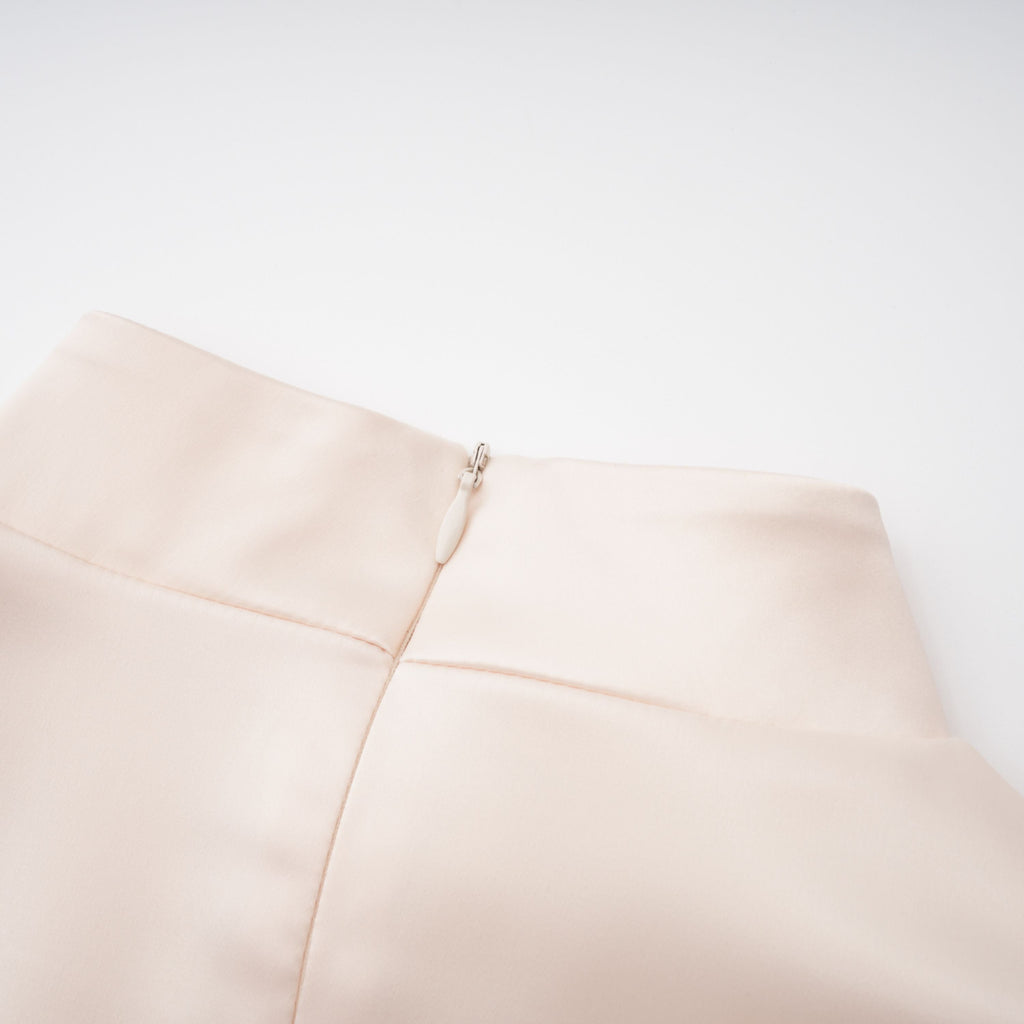 Conjunto de blusa de cuello alto neutro y falda sirena de la marca Bridal, vista de frente en la imagen.