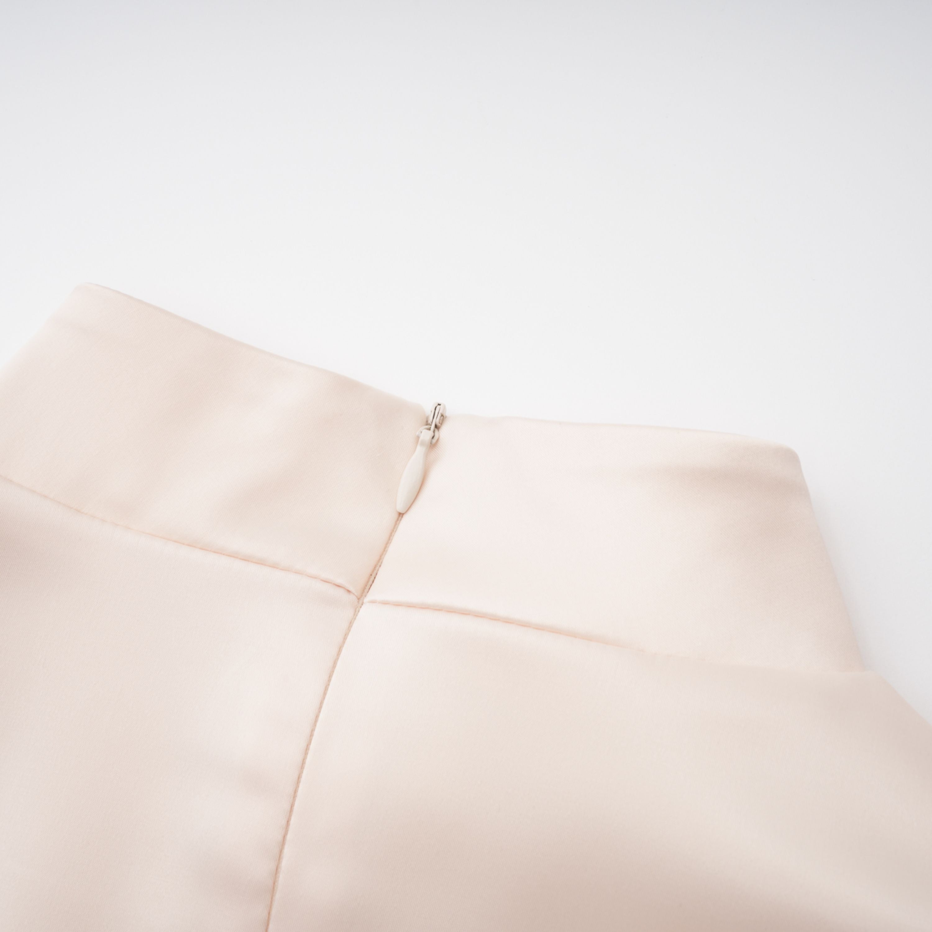 Conjunto de blusa de cuello alto neutro y falda sirena de la marca Bridal, vista de frente en la imagen.