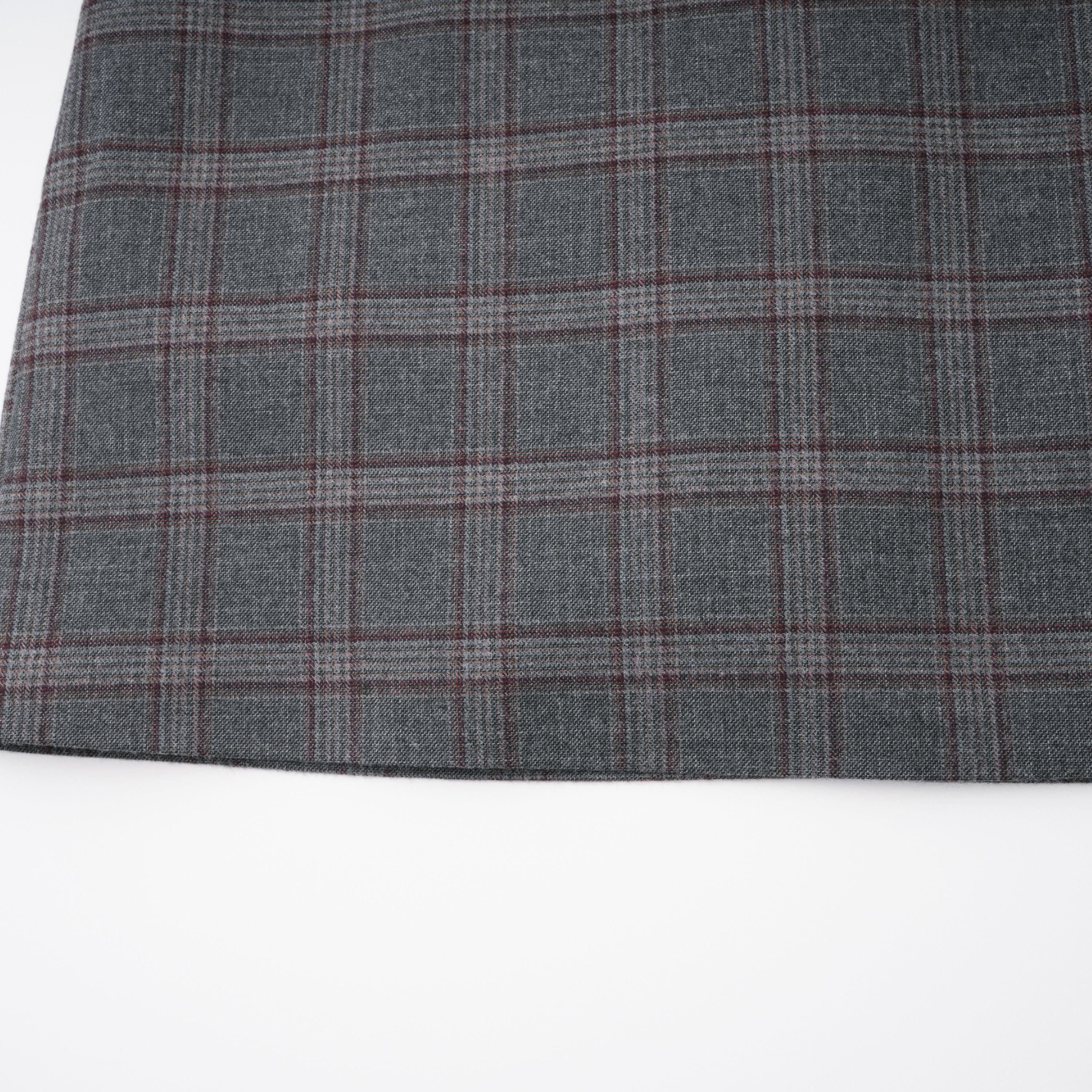 Conjunto de blazer y falda con estampado a cuadros en gris de la marca Final Sale, con detalles cortados y ajuste elegante.