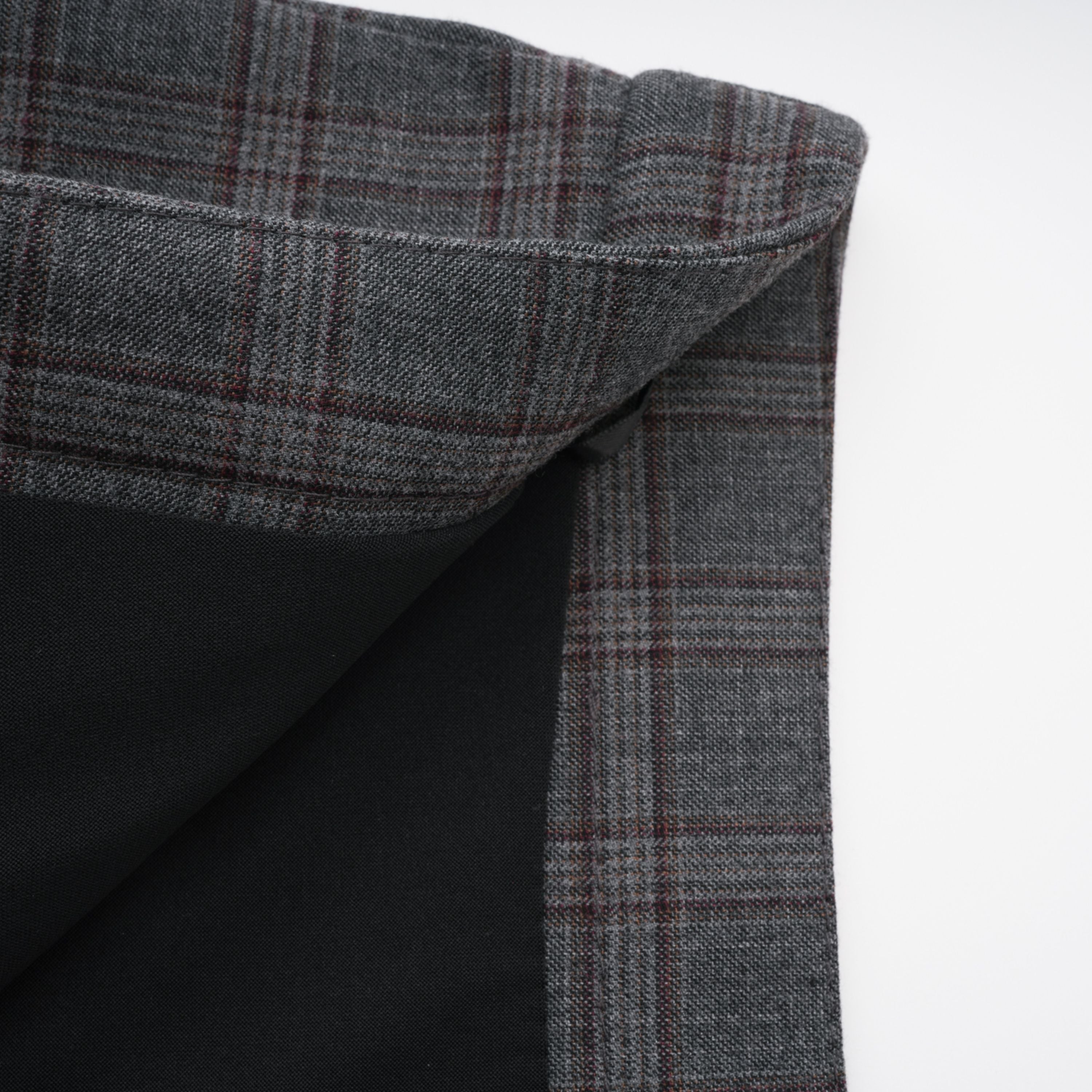 Conjunto de blazer y falda a cuadros en gris de Bridal, estilo cortado con detalles modernos y ajuste elegante.