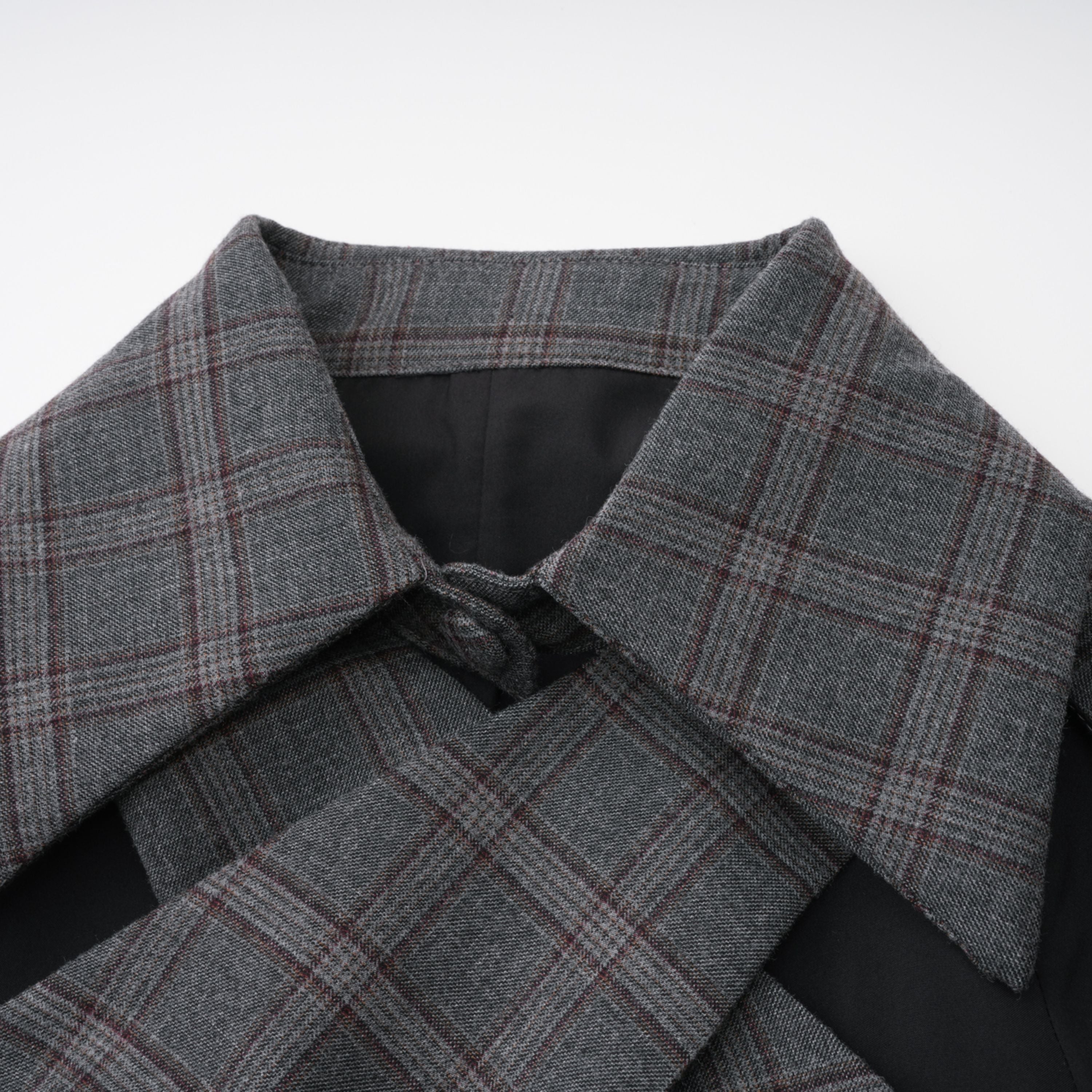Conjunto de blazer y falda a cuadros en gris con recortes de la marca Bridal, vista frontal del conjunto elegante para mujer.