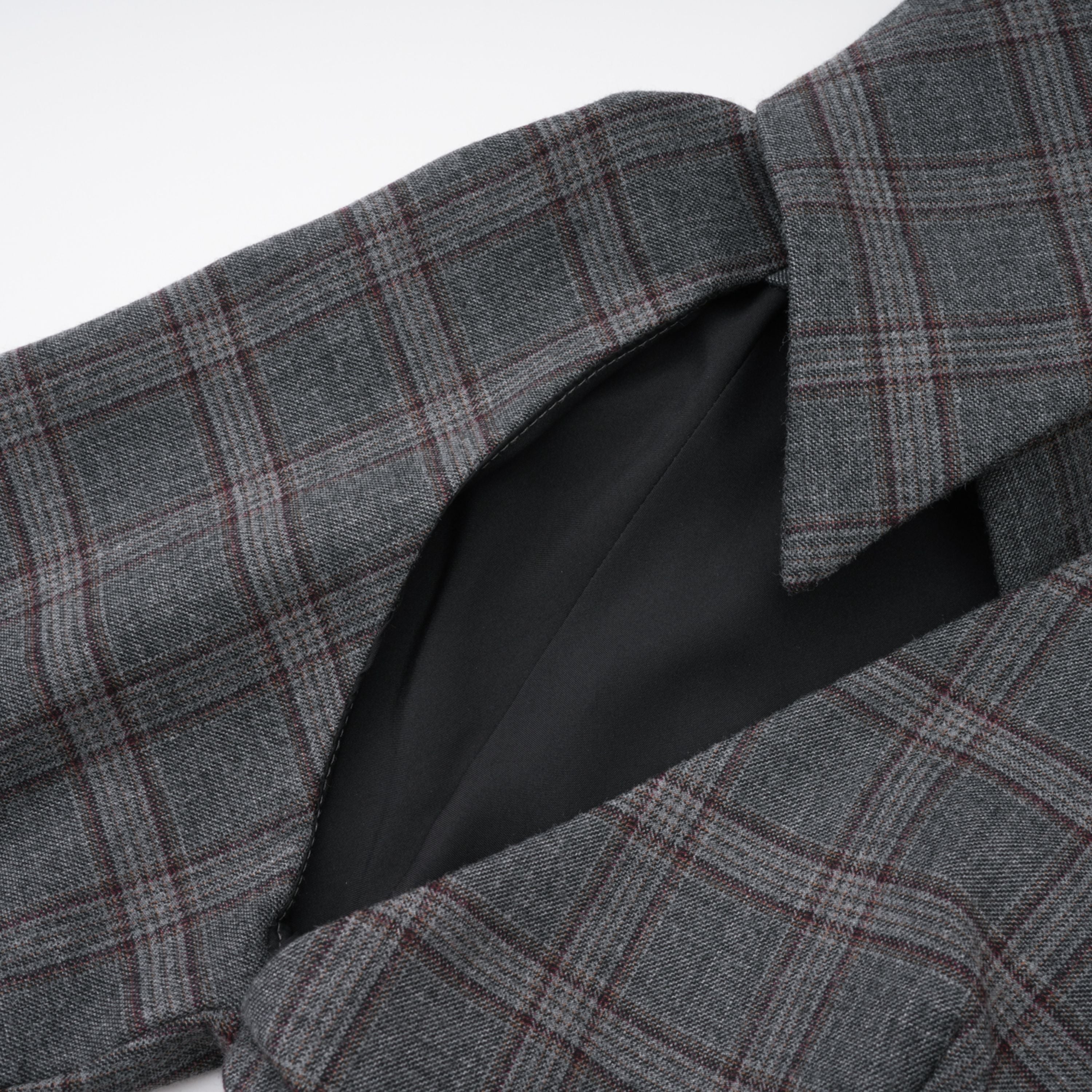Conjunto de blazer y falda a cuadros en gris con recortes de la marca Bridal, estilo elegante y moderno.