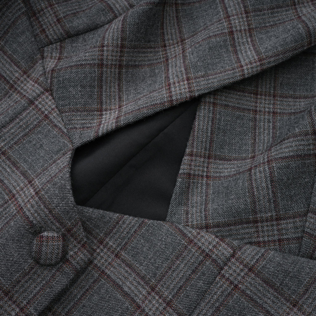 Conjunto blazer y falda a cuadros en gris de Final Sale, con detalles recortados, para un estilo elegante y moderno.