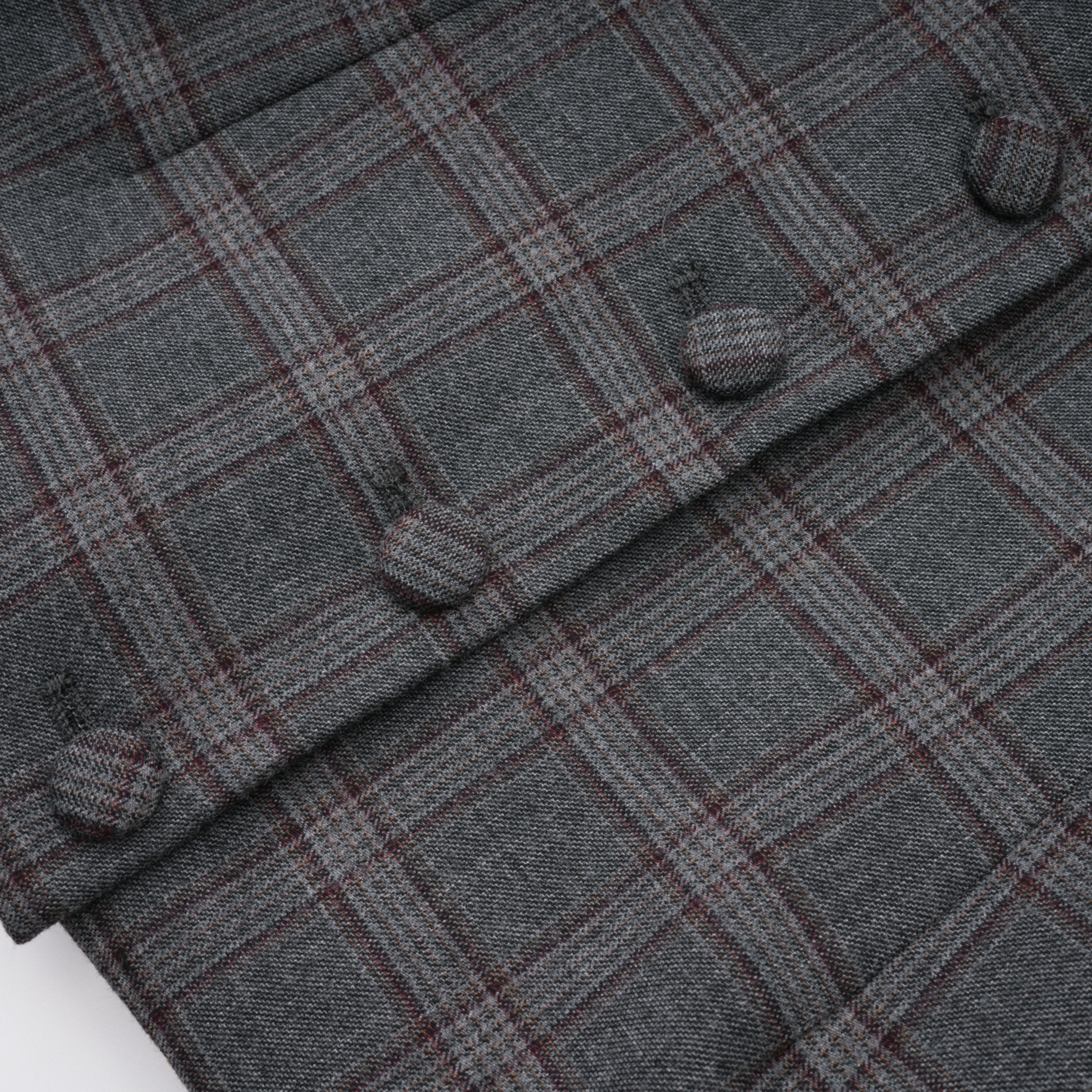Conjunto de blazer y falda a cuadros gris con recortes de la marca Bridal, viste un estilo elegante y moderno.