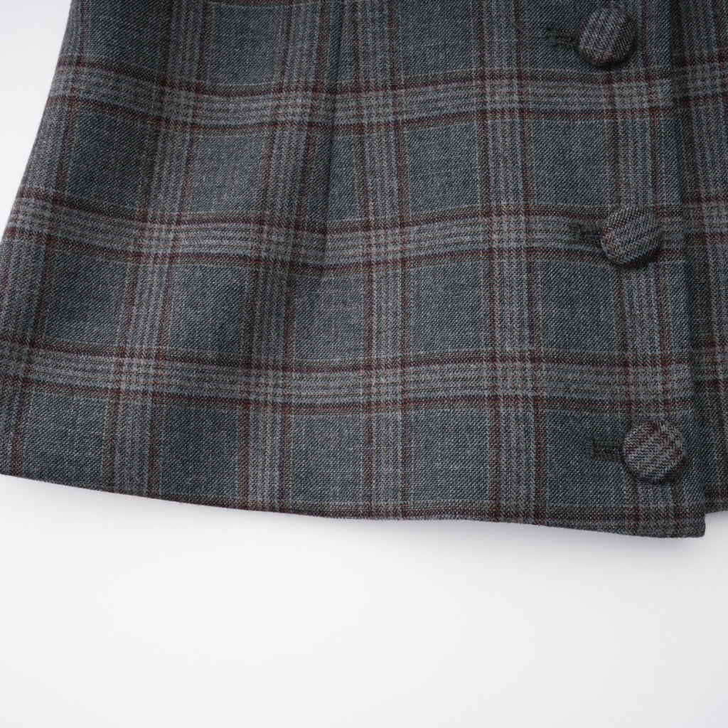 Conjunto de blazer y falda gris con recortes y estampado de cuadros de la marca Final Sale, vista de frente en la imagen.