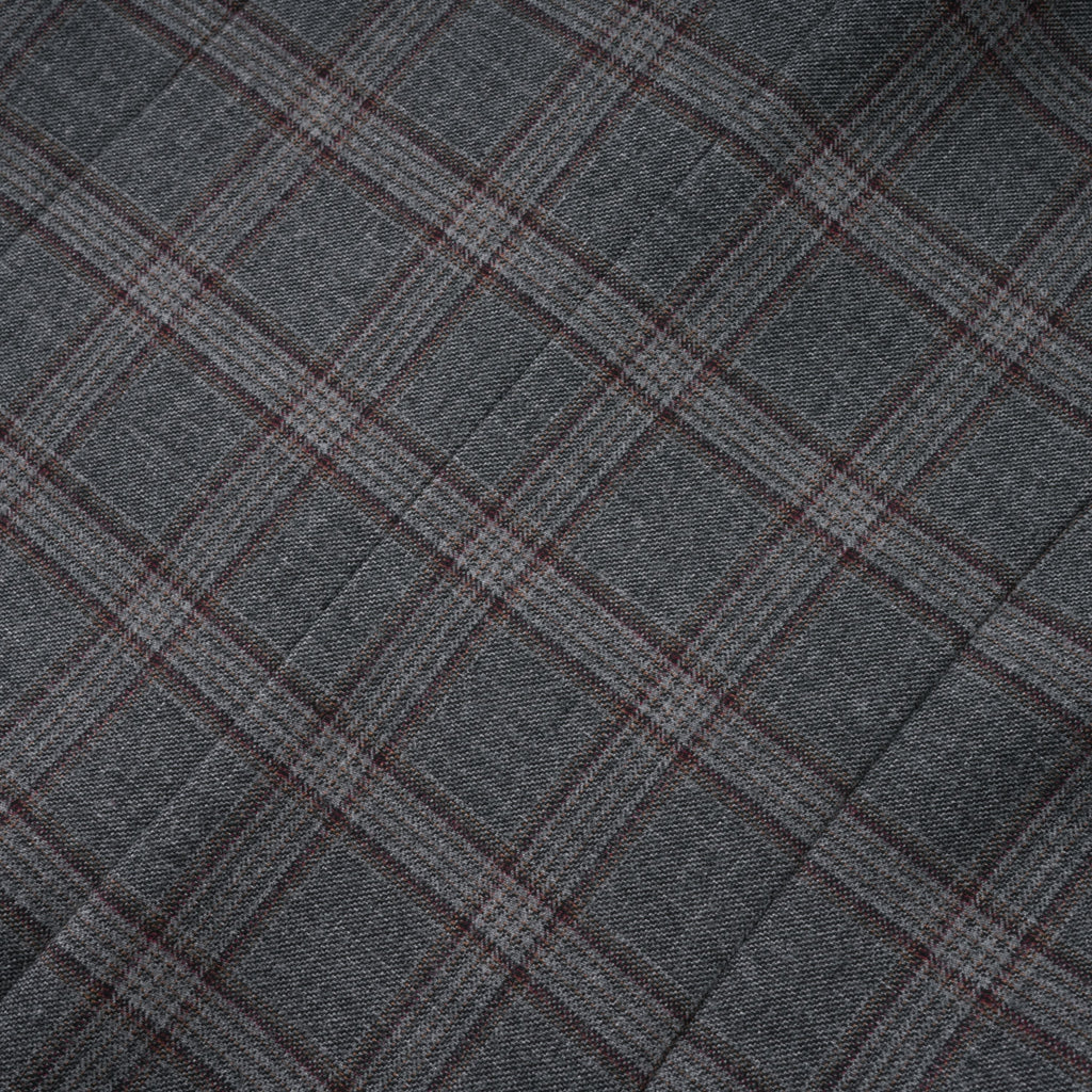 Conjunto de blazer y falda a cuadros en gris Serena de Final Sale, con detalles de corte en la parte superior.