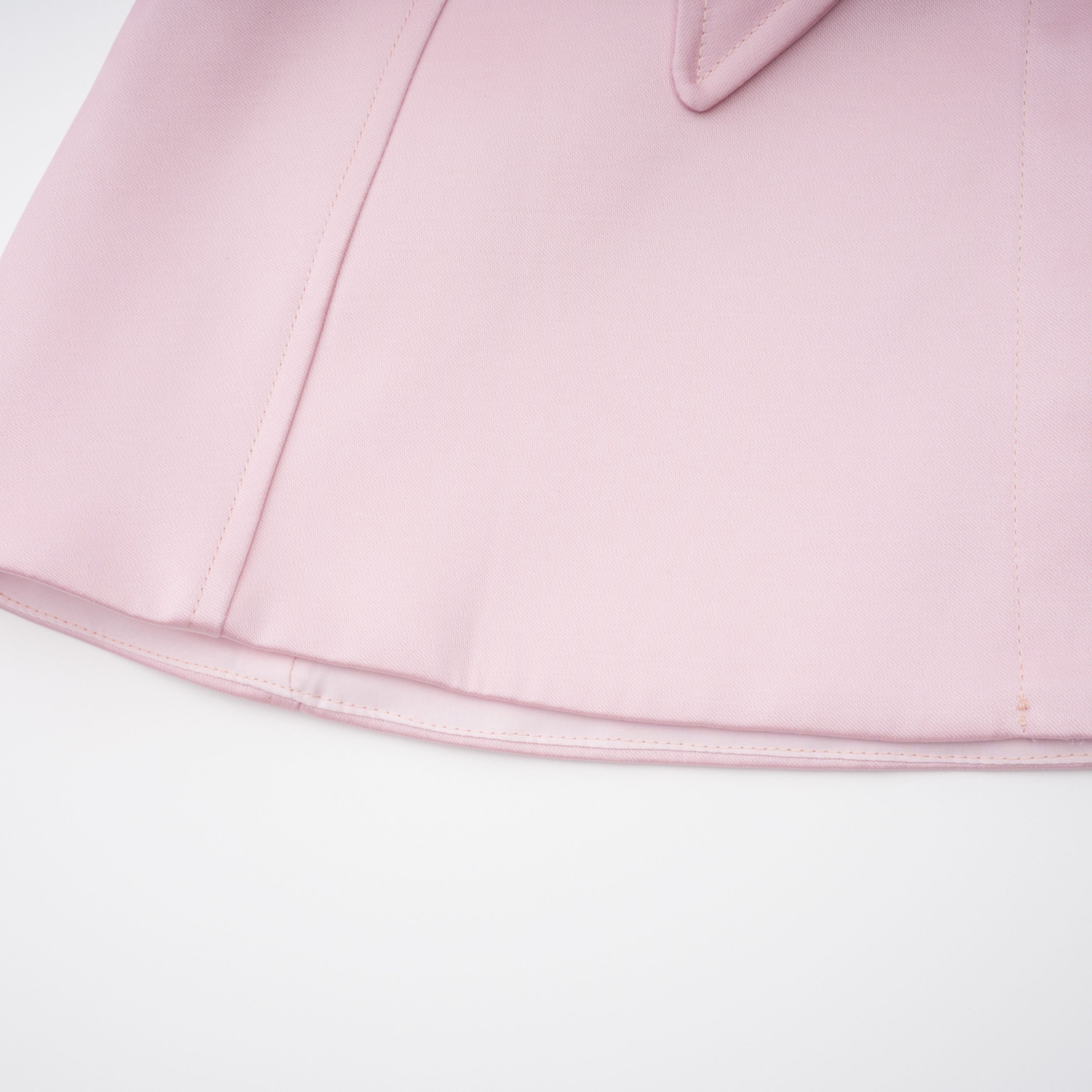 Conjunto de top capa rosa Clara Pink y falda de tul para novia, con detalles elegantes y delicados en la imagen.