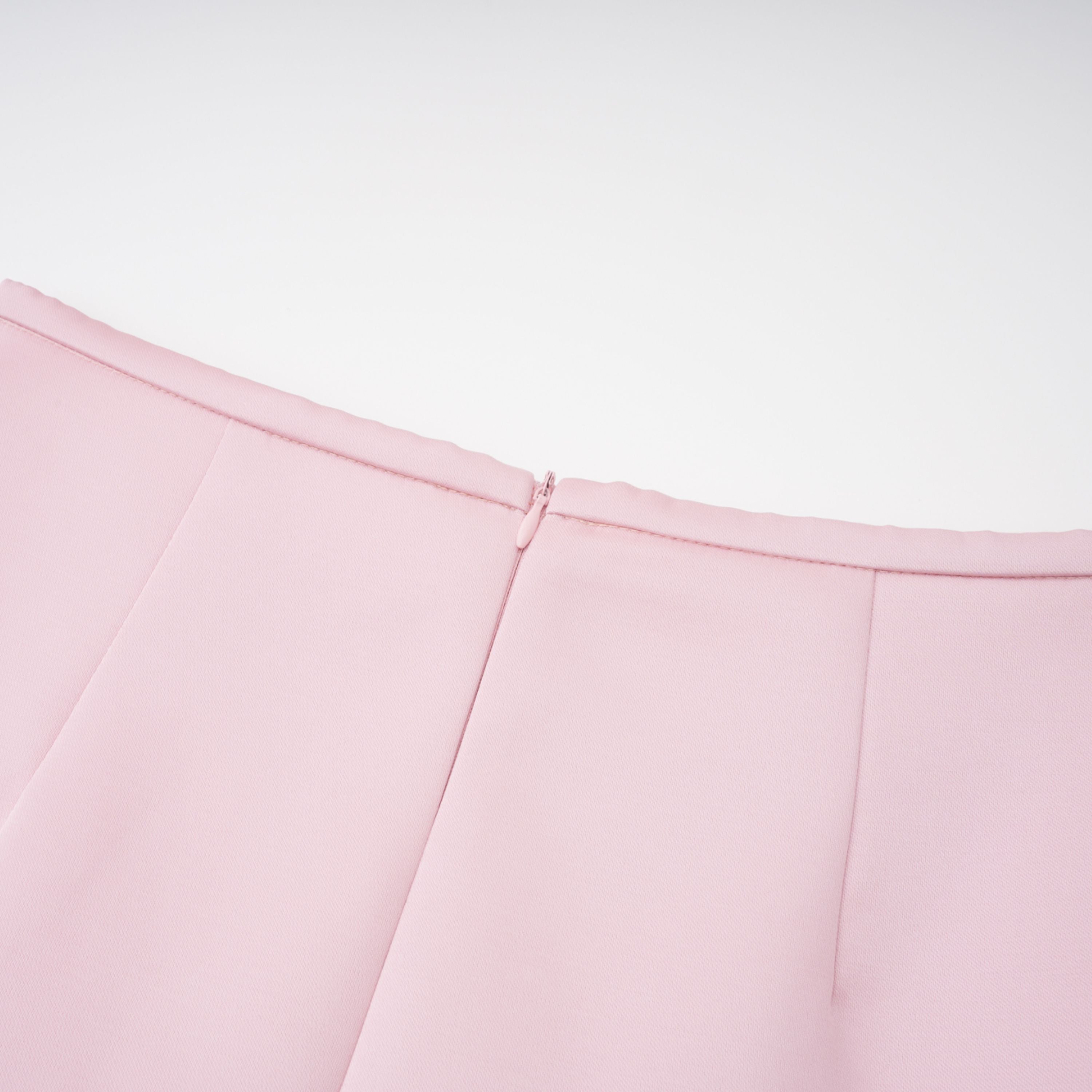 Conjunto de top capa rosa Clara Pink y falda de tul de la marca Bridal, modelo para ocasión especial, en tonos suaves y elegantes.
