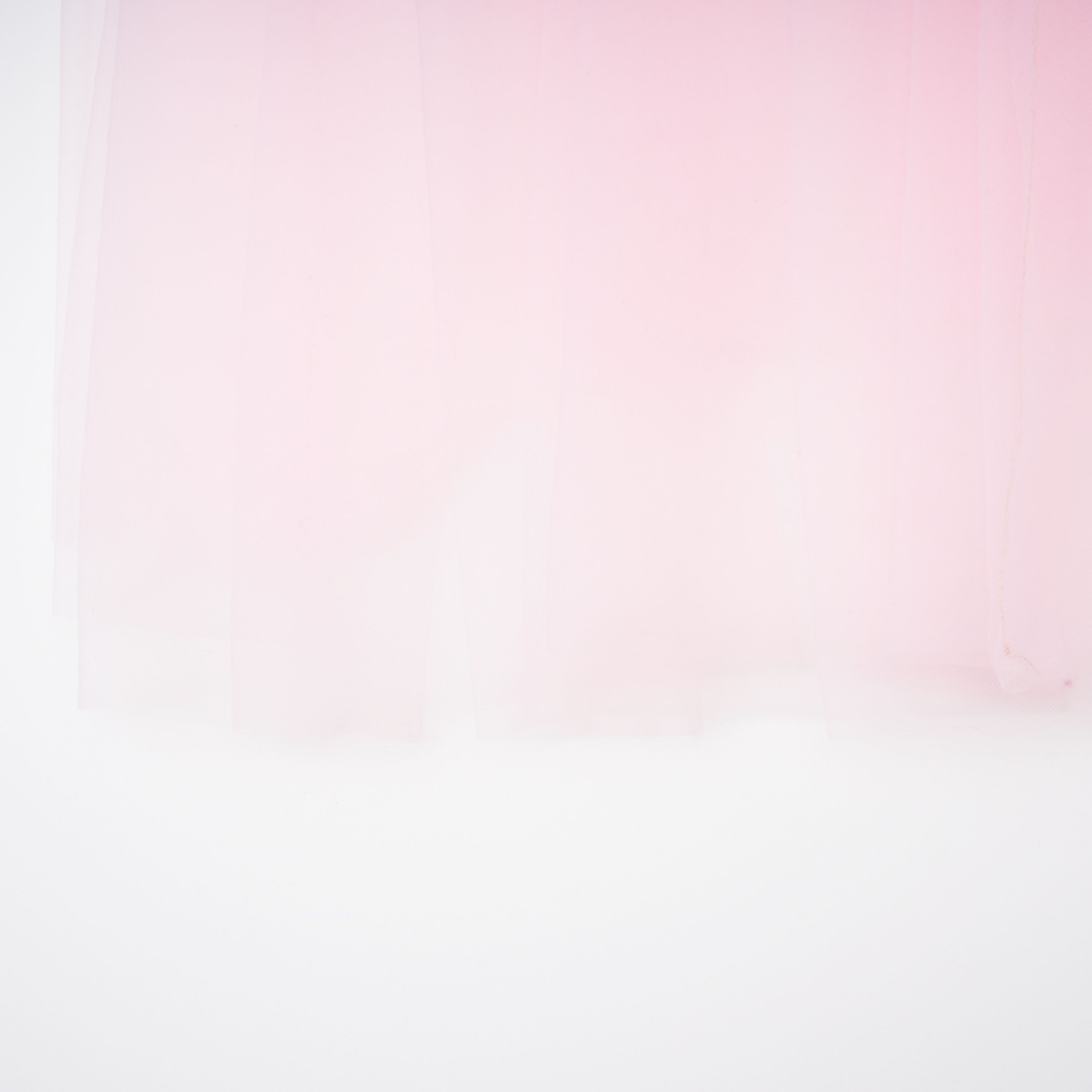 Conjunto de top capa rosa y falda de tul de la marca Bridal, muestra detalles elegantes y delicados en la tela y diseño.