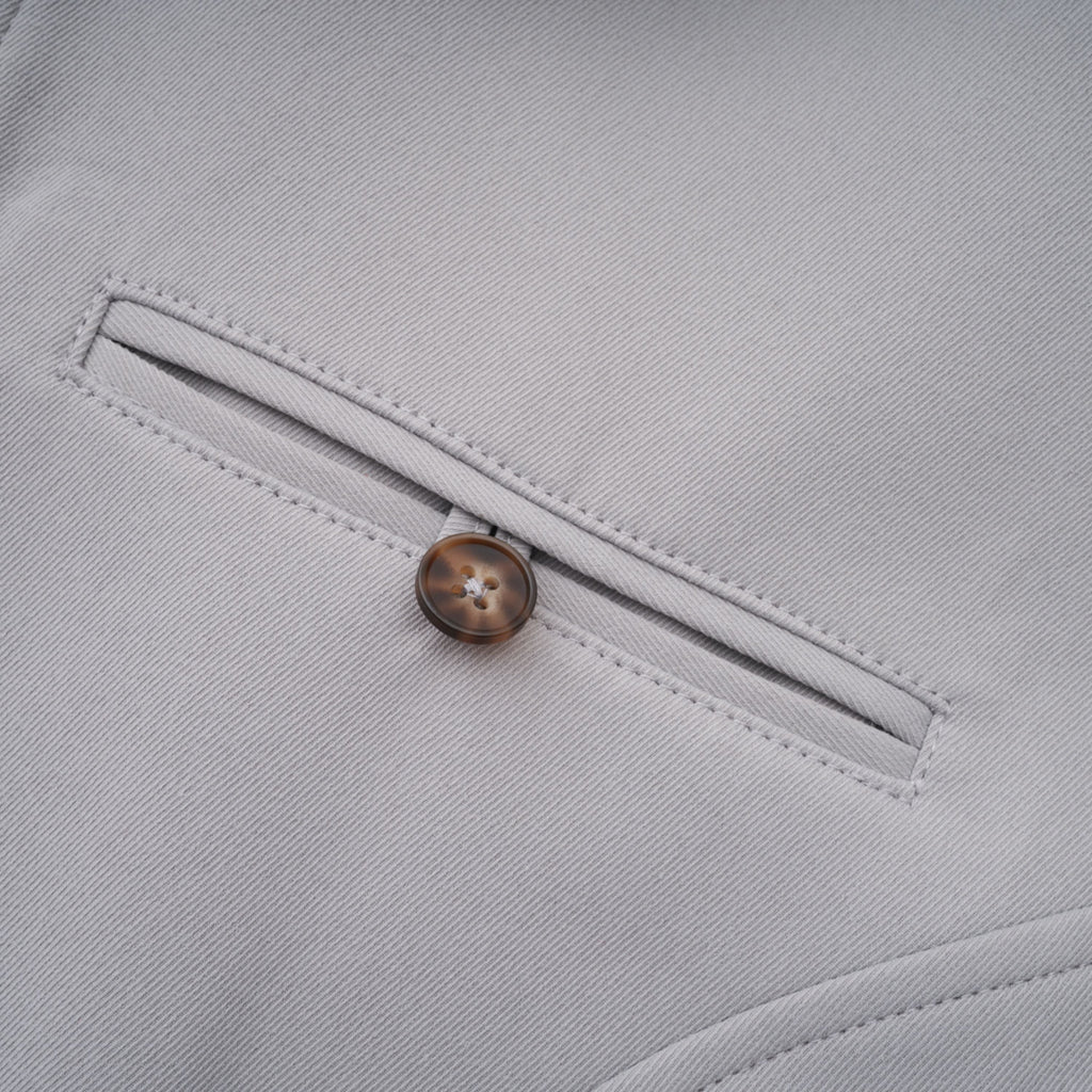 Chaqueta de caza gris Vilma de cuero de Bridal, con cuello elegante y detalles resistentes, vista lateral en la imagen.