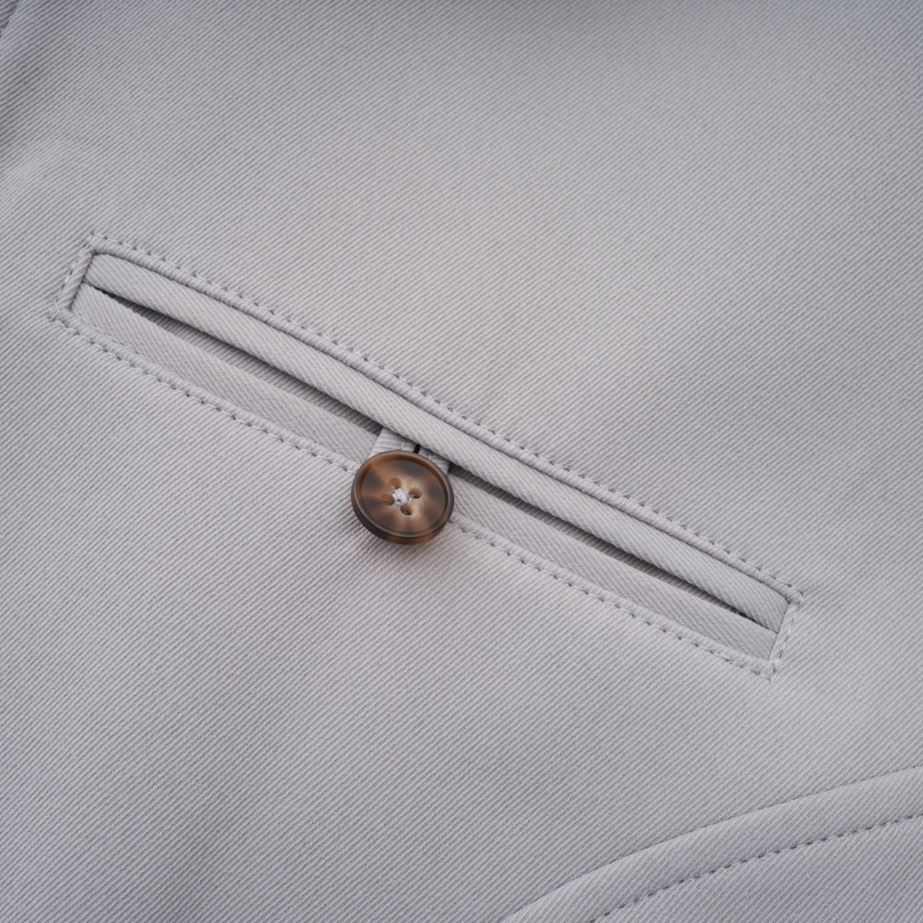 Chaqueta de caza gris Vilma de cuero de Bridal, con cuello elegante y detalles resistentes, vista lateral en la imagen.