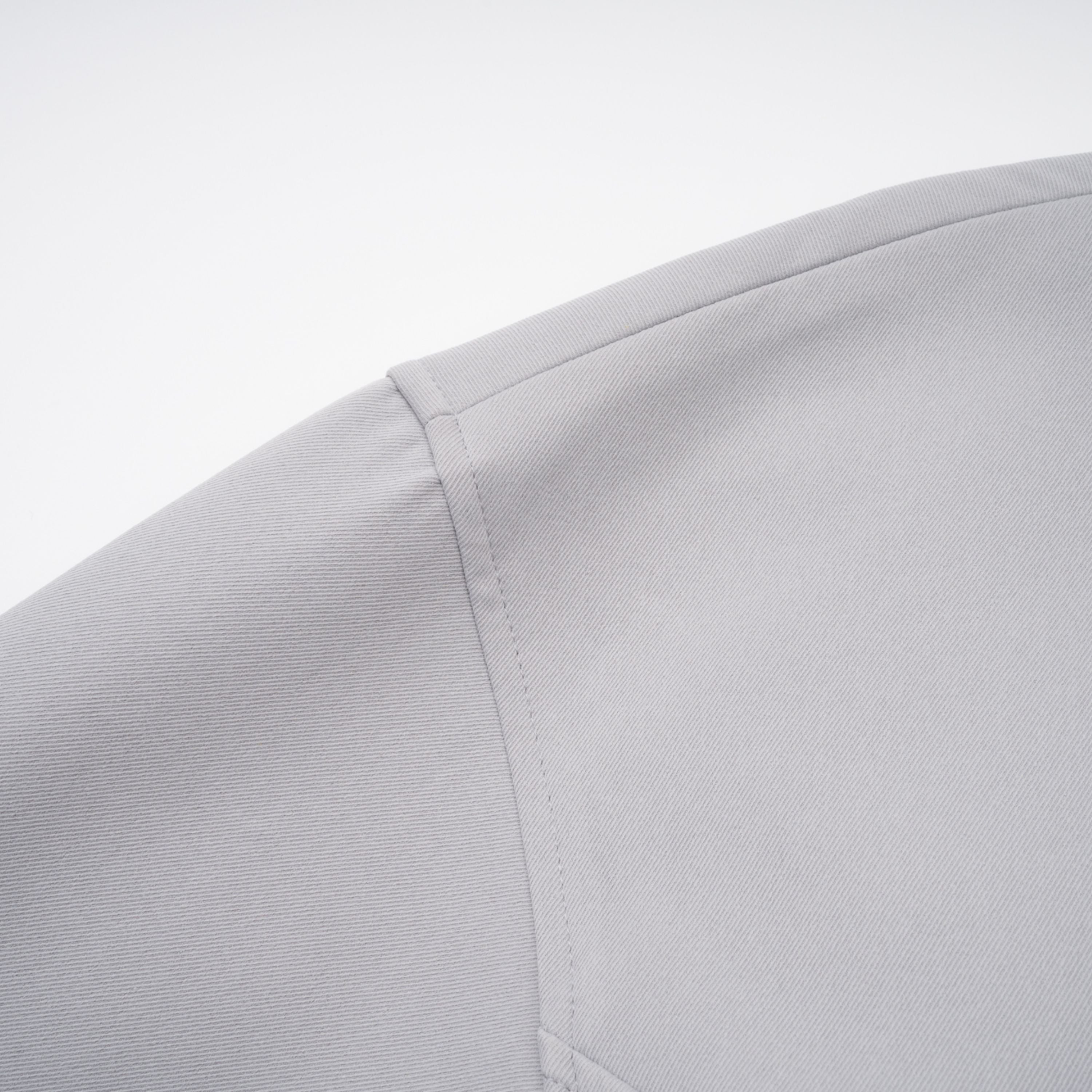 Chaqueta de caza gris Vilma de cuero de Bridal, con cuello ajustable y detalles de cuero en el diseño.