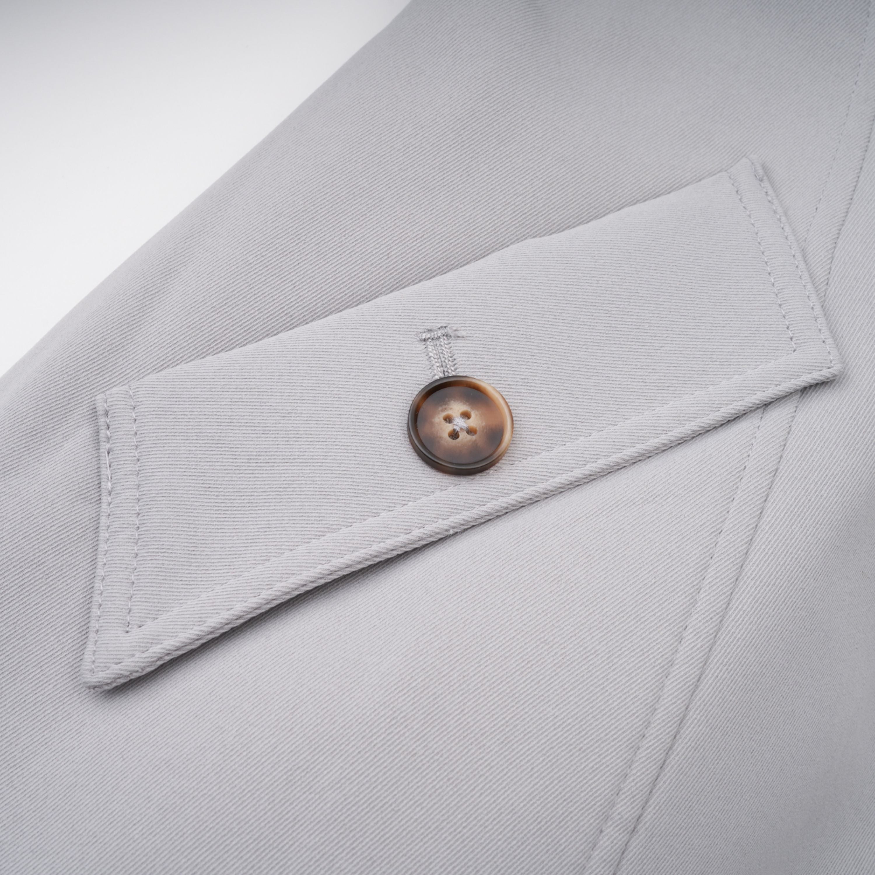 Chaqueta de caza Bridal Vilma en cuero gris con cuello, vista frontal, estilo elegante y resistente para actividades al aire libre.