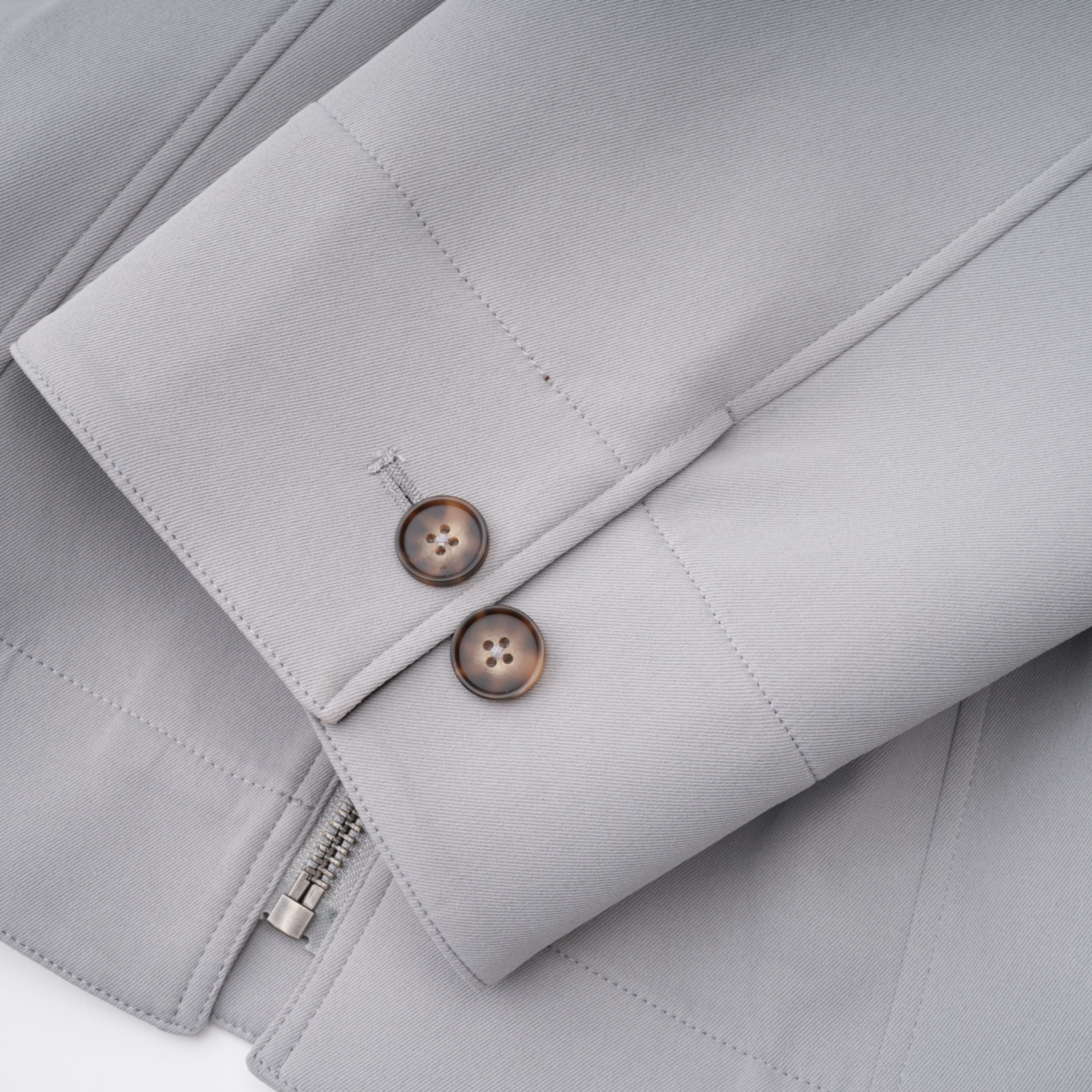 Chaqueta de caza Bridal Vilma en cuero gris con cuello ajustable y detalles resistentes para actividades al aire libre.