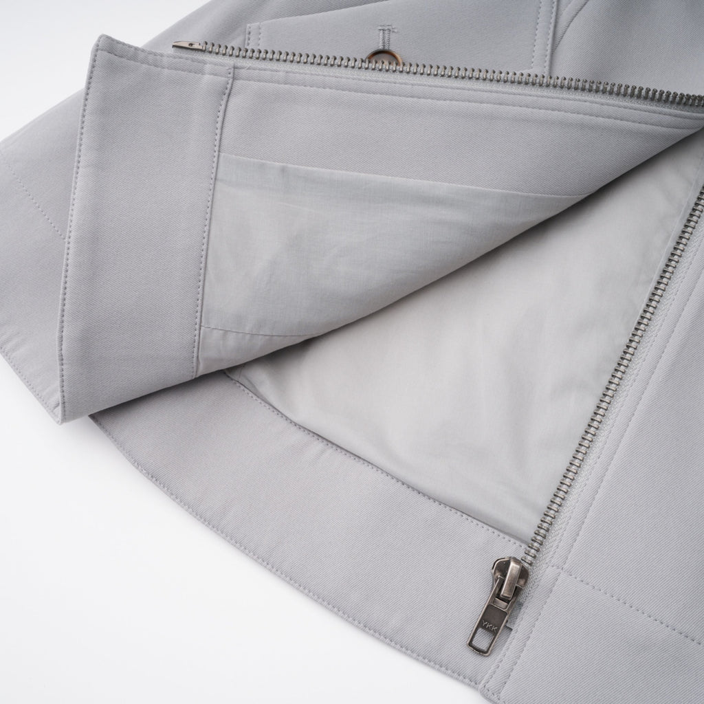 Chaqueta de caza Vilma en cuero gris de Bridal, vista frontal mostrando el diseño y detalles de la chaqueta de caza para mujer.