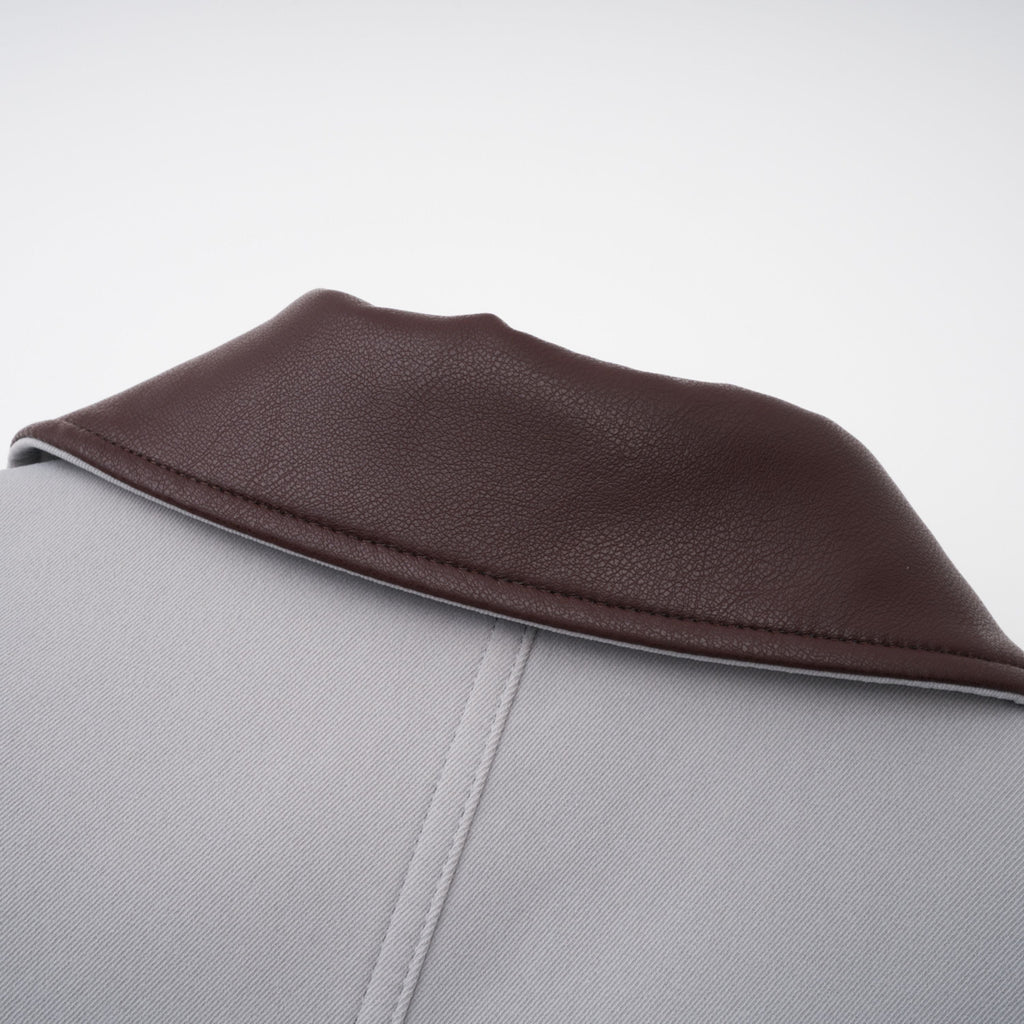 Chaqueta de caza Bridal Vilma en cuero gris con cuello ajustable y detalles de diseño, vista frontal en la imagen.