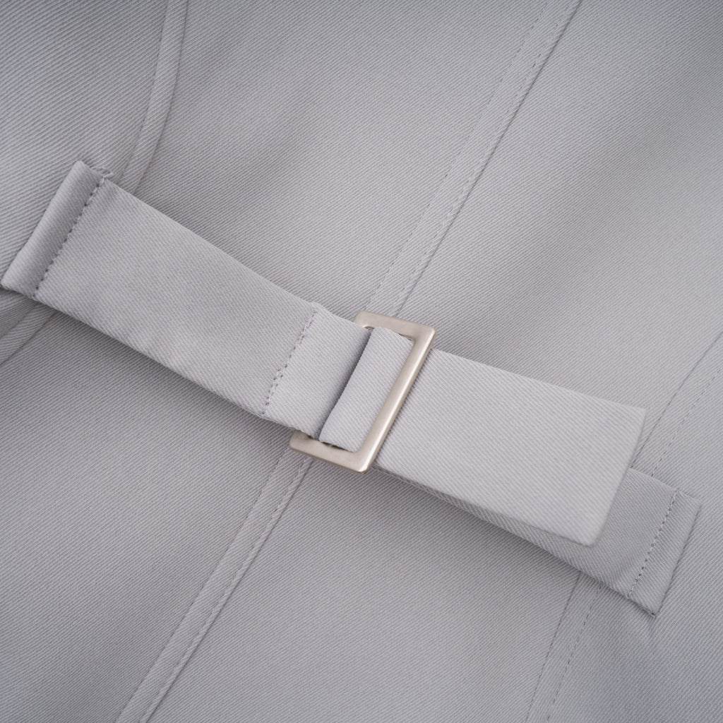 Cuello de cuero gris Vilma de la chaqueta de caza Bridal, vista frontal con detalles de costura y cierre.