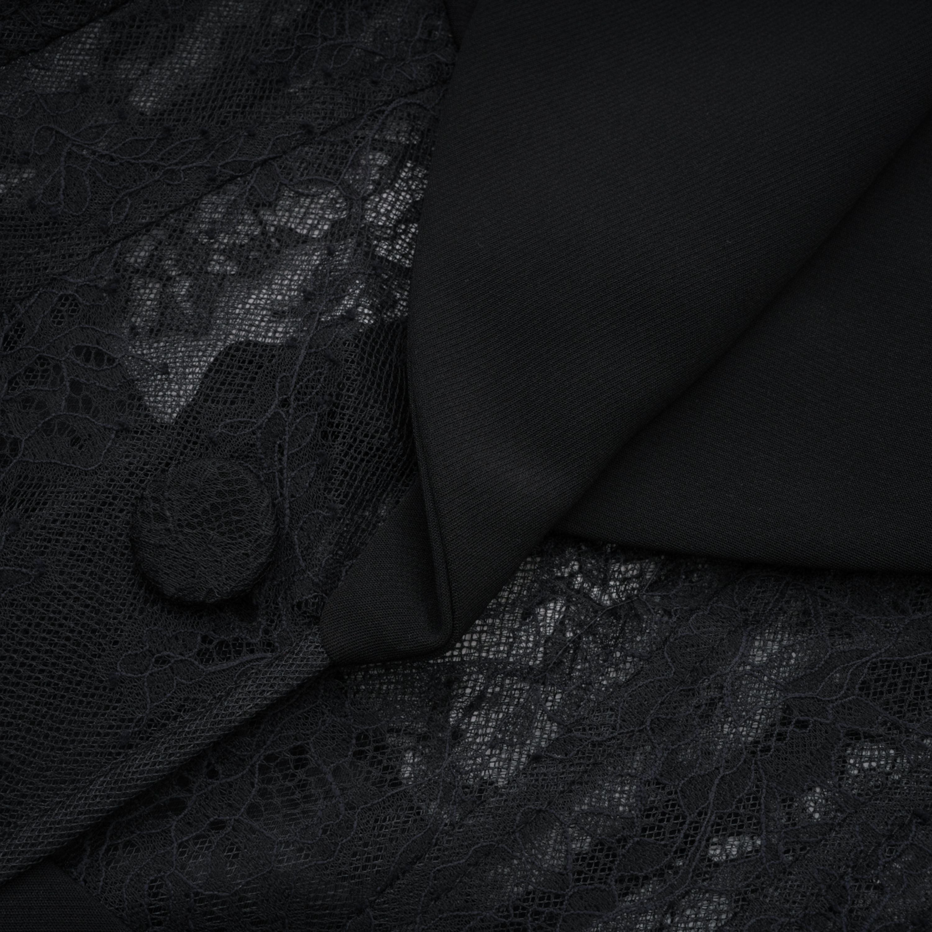 Chaqueta blazer negra con paneles de encaje floral de la marca Bridal, con diseño elegante y detalles sofisticados.