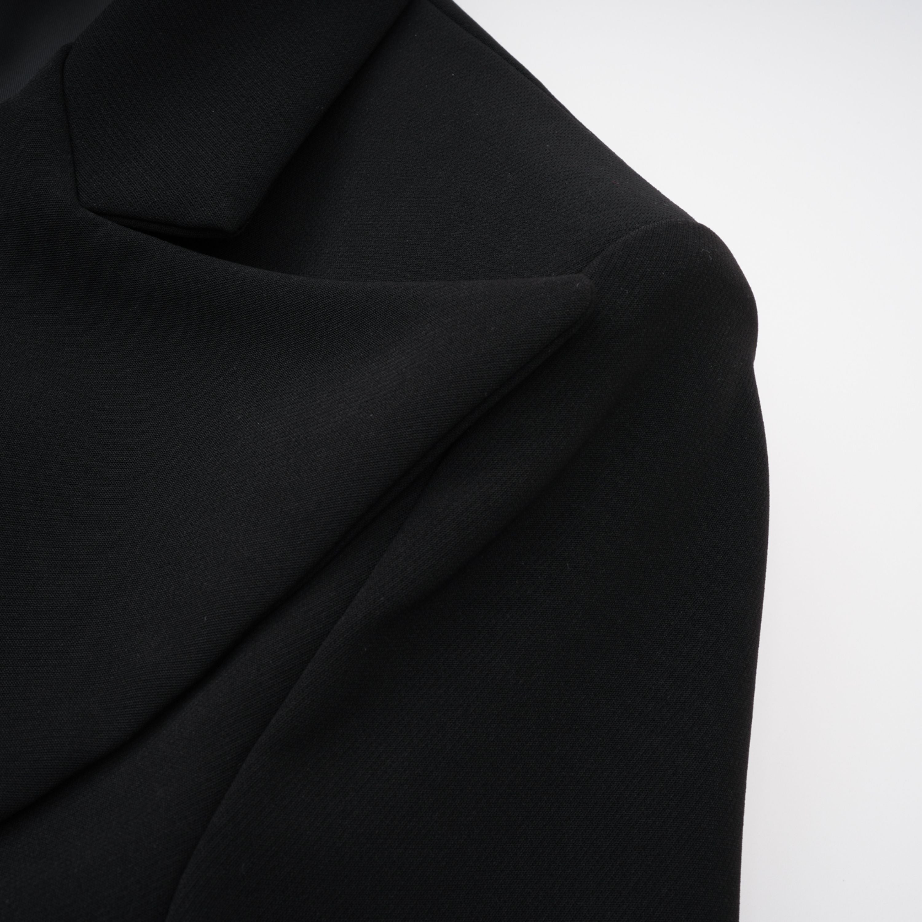 Blazer negro con paneles de encaje floral Verena Bridal, elegante y sofisticado para ocasiones especiales.