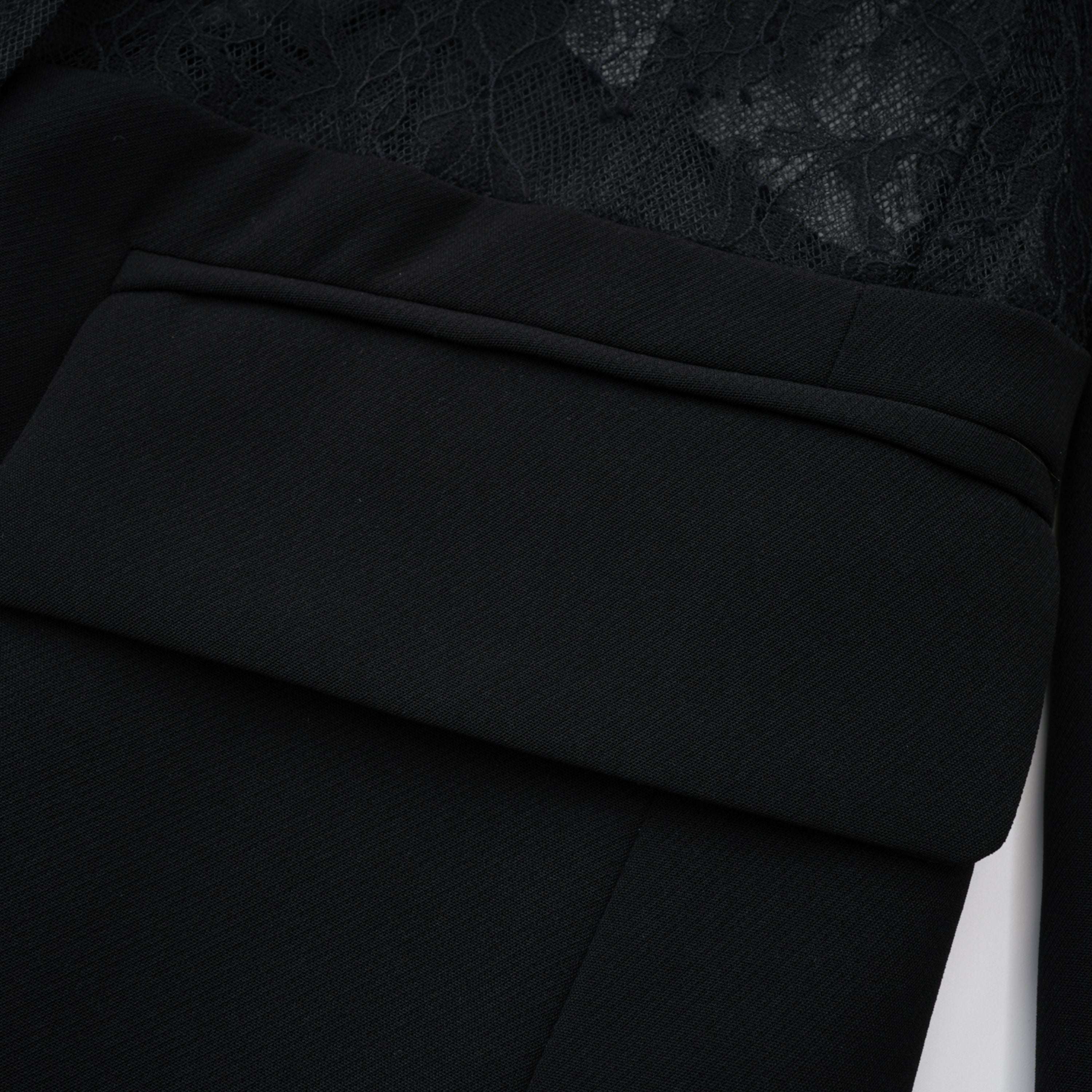 Blazer negro con panel de encaje floral de Bridal, estilo elegante y sofisticado para ocasiones especiales.