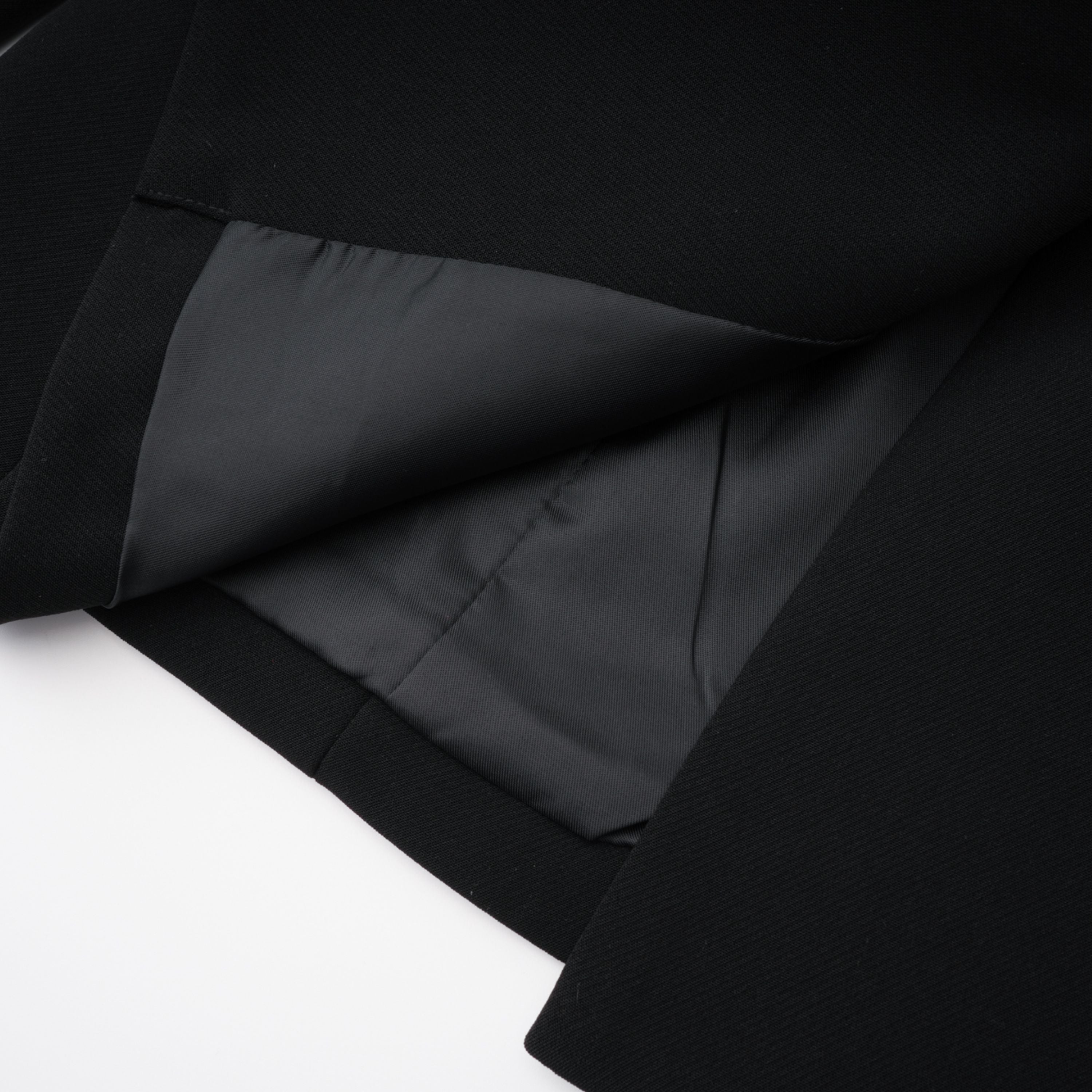 Blazer negro con panel de encaje floral Verena Bridal, estilo elegante con detalles de encaje en la parte frontal y mangas.