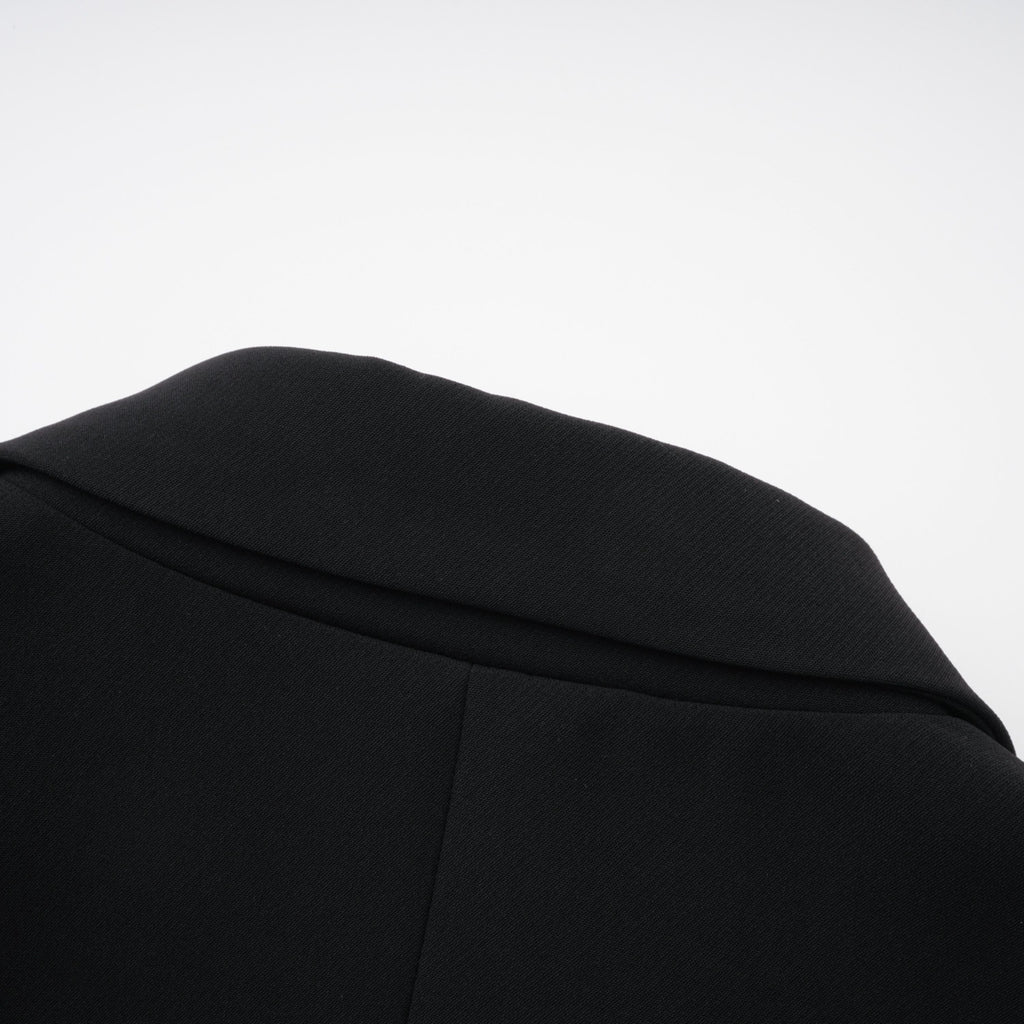 Blazer negro con paneles de encaje floral de Bridal, estilo elegante y sofisticado para ocasiones especiales.