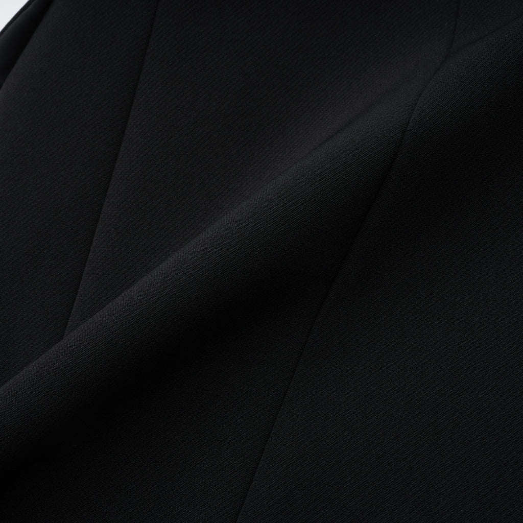 Blazer negro con paneles de encaje floral de la marca Bridal, diseñado para bodas y eventos elegantes.
