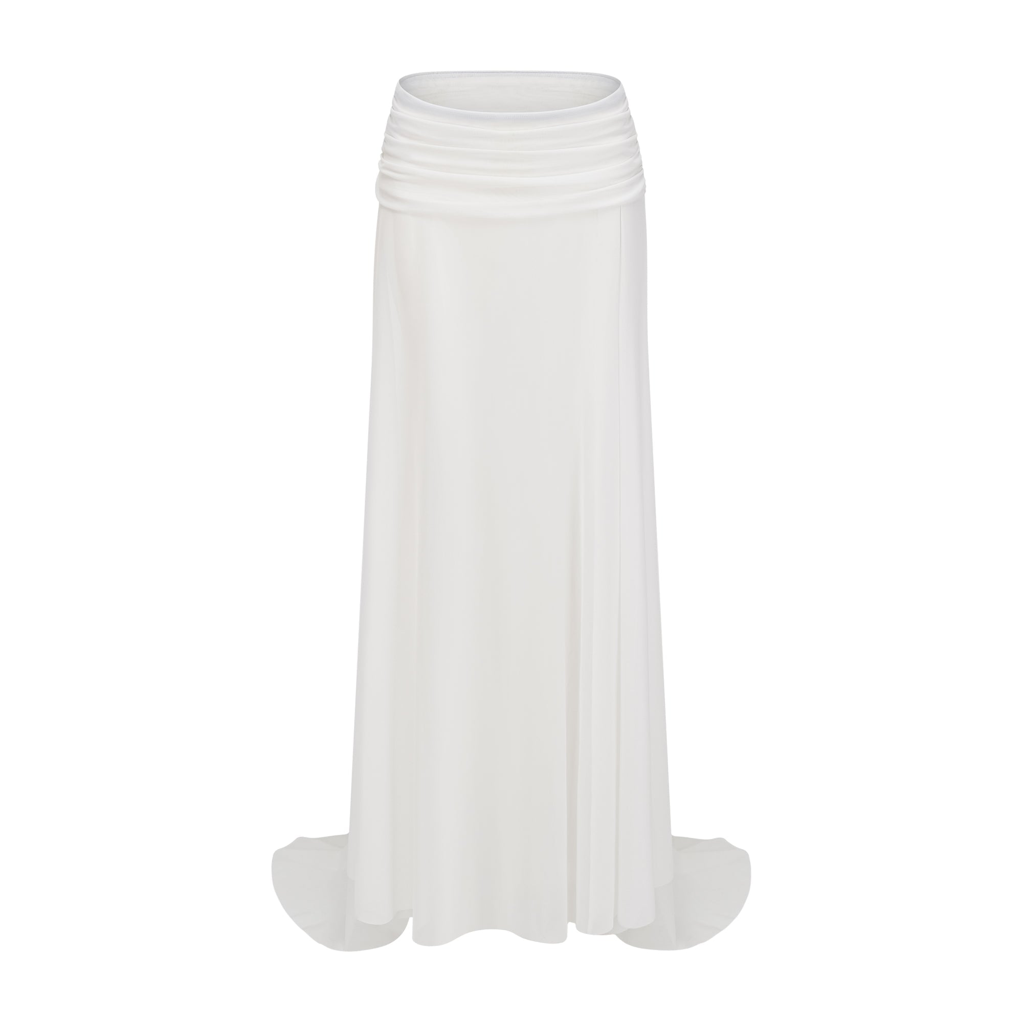 Conjunto de top blanco con cuello alto y abertura, y falda a juego de la marca Bridal, en una modelo con fondo neutro