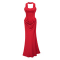 Vestido maxi de novia de hombro caído con bufanda roja Berit, con detalles fruncidos y estilo elegante para ocasiones formales.