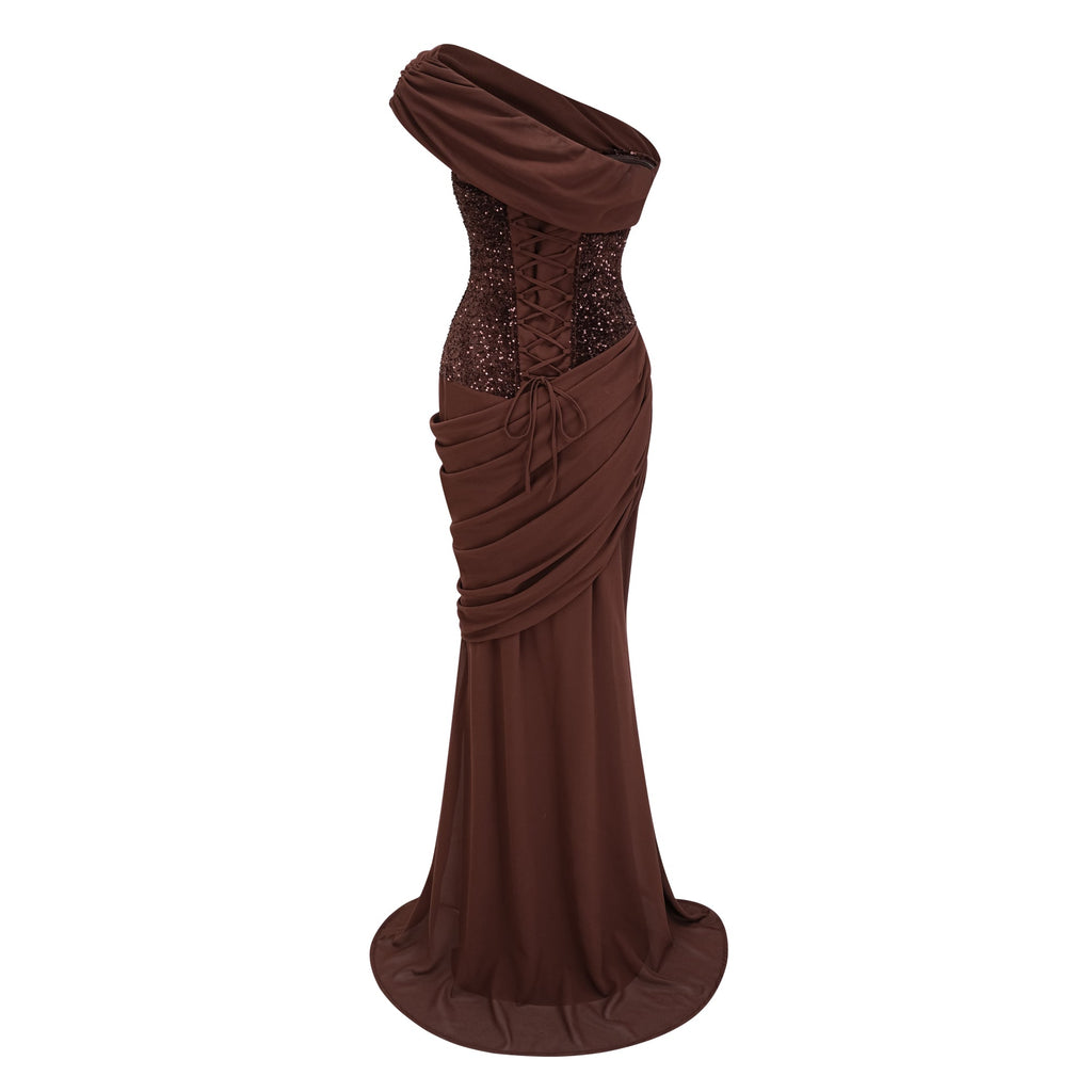 Vestido de noche maxi asimétrico de bronce con lentejuelas y fruncido, diseñado por Bridal.