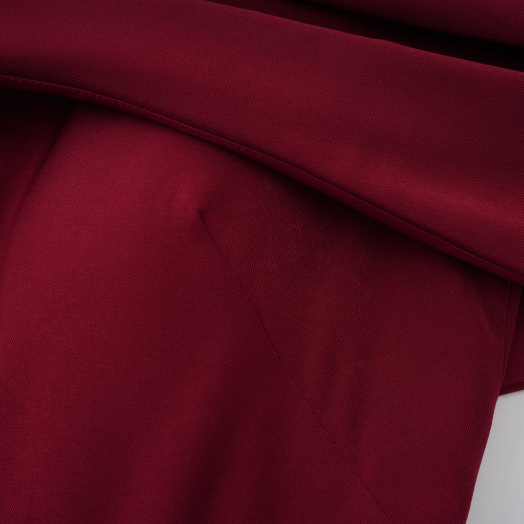Vestido largo de novia en rojo con detalles drapeados y chal, estilo maxi con escote y diseño elegante, de Bridal