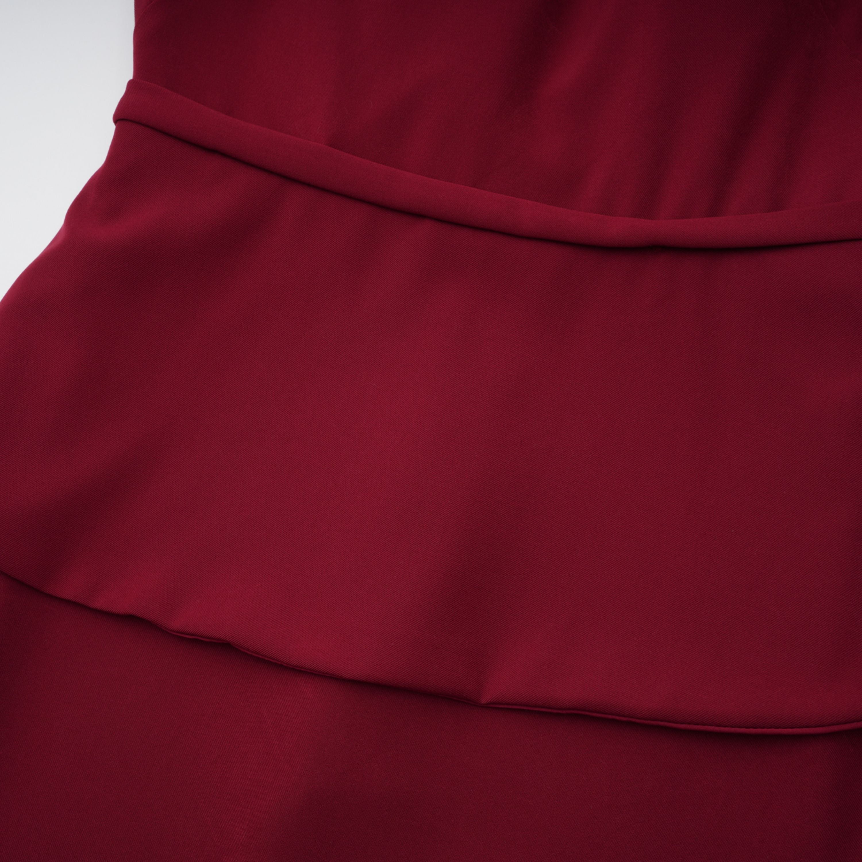 Vestido maxi rojo de novia con detalles drapeados y chal, diseño elegante y sofisticado, en color rojo intenso.